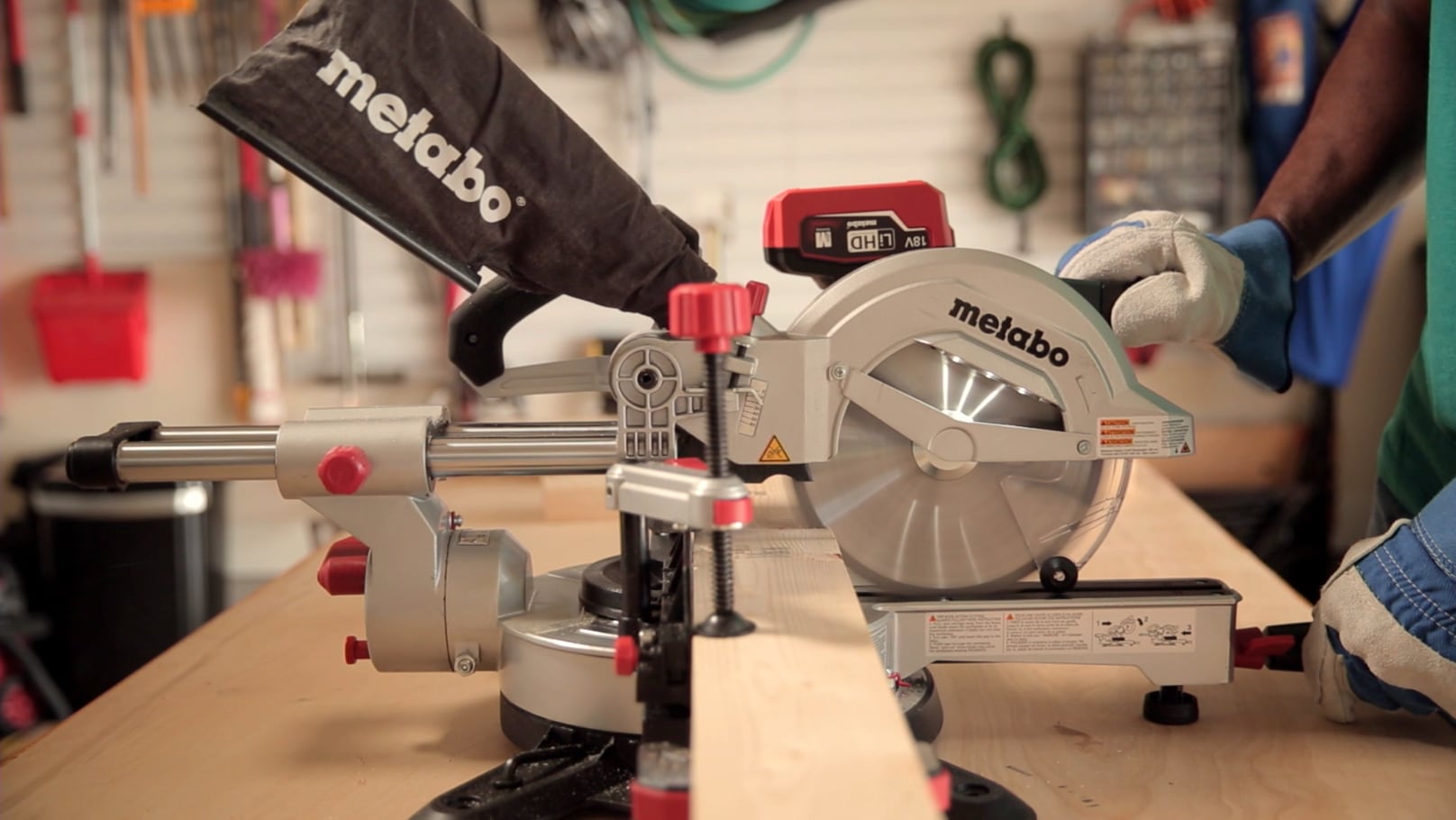 Sierra ingletadora compuesta deslizante de 6,2 mm de una sola bisel sin cable Metabo KGS18 LTX 216 6.2AH de 8-1/2" con guía láser