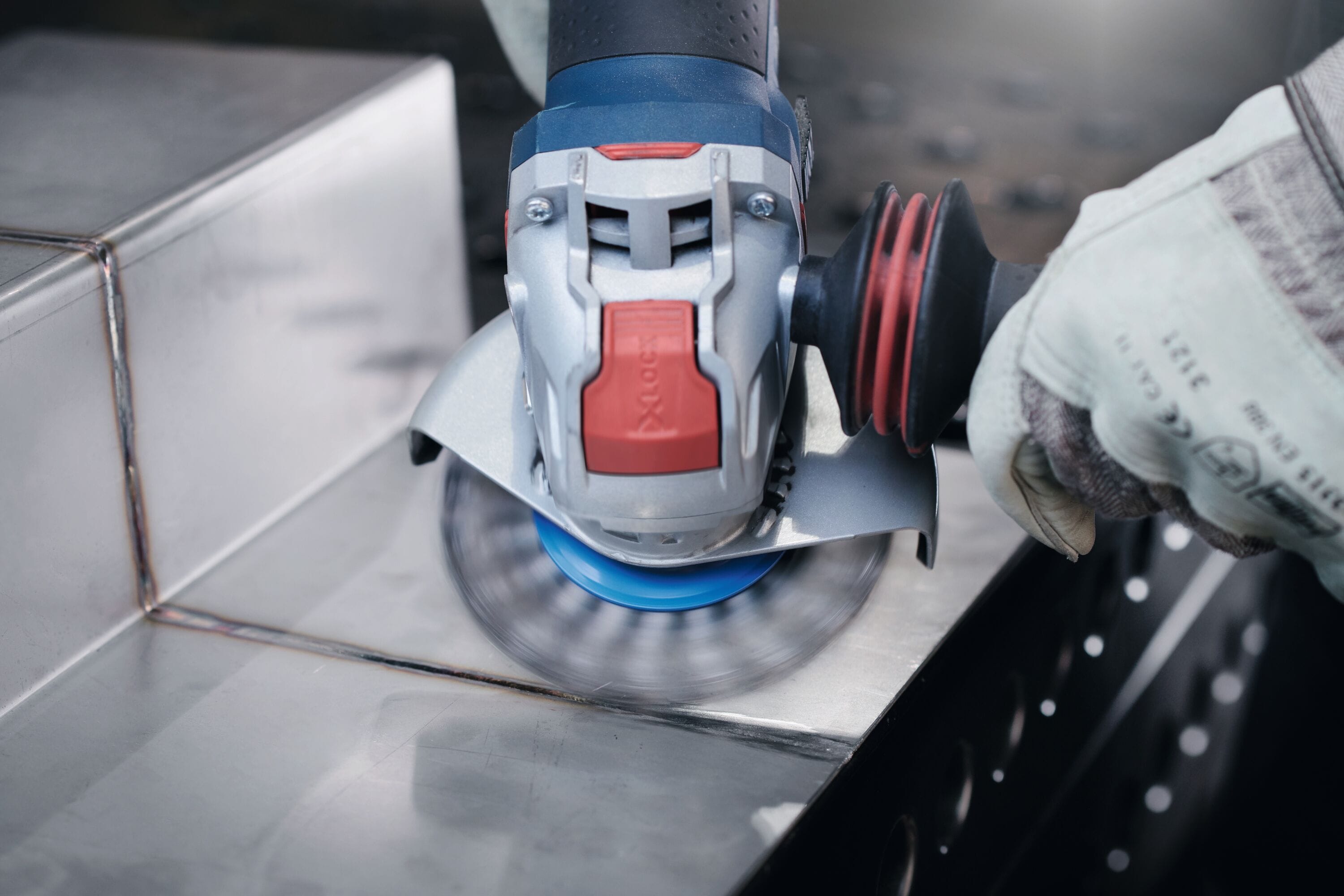 Bosch X-LOCK Esmeriladora de rueda de alambre de acero templado de 4.5 pulgadas WBX418