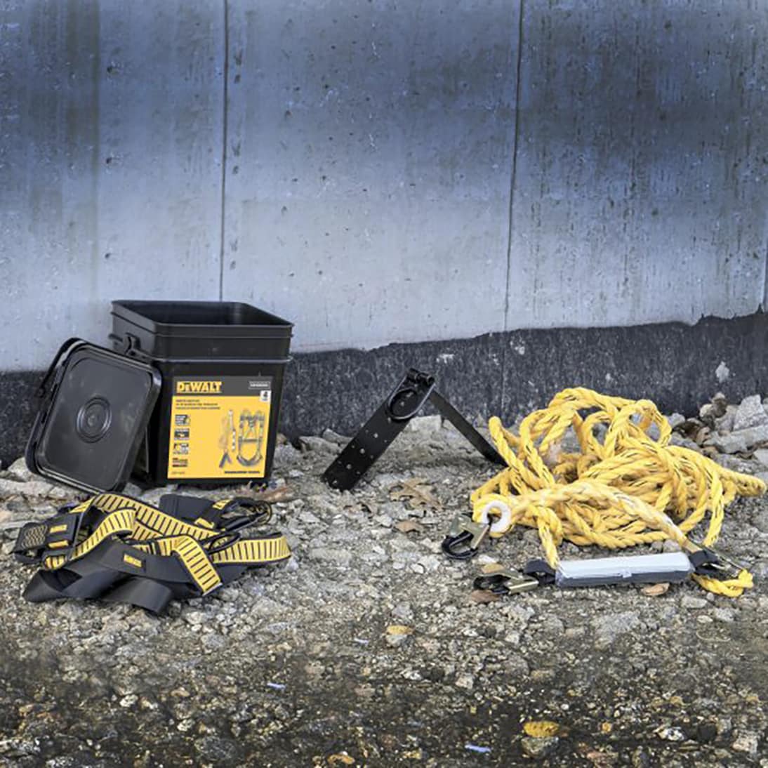 Kit de seguridad para tejados Dewalt incluye Arnés D1000 con patas Pt, línea de vida vertical de 50' con ajustador de cuerda y anclaje reutilizable para tejados DXFP110050