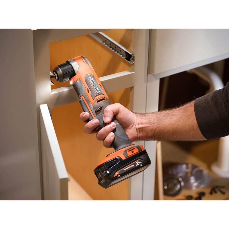 Broca angular derecha inalámbrica 3/8 pulg. con motor sin escobillas de 18V RIDGID SubCompact con (2) Baterías de iones de litio compactas de 2.0 Ah - R87701B-AC8400802P