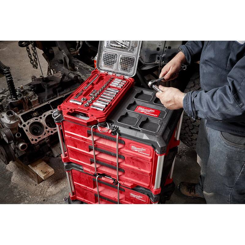 Juego de herramientas mecánicas Milwaukee de 3/8 pulgadas con ratchet y sockets en sistema SAE, junto con un set de puntas SHOCKWAVE y estuches PACKOUT (128 piezas) - 48-22-9481-48-32-4082.