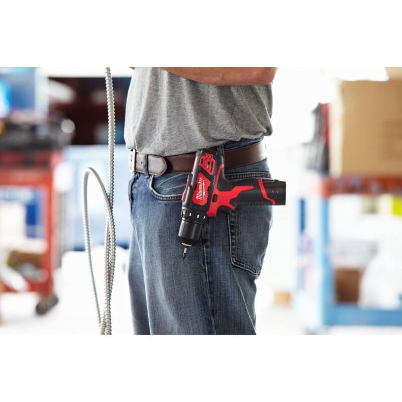 Milwaukee M12 12V Taladro/destornillador inalámbrico de 3/8 pulgadas con batería de iones de litio y kit de luz de trabajo LED ROCKET M12 de 1400 lúmenes - 2407-22-2132-20.