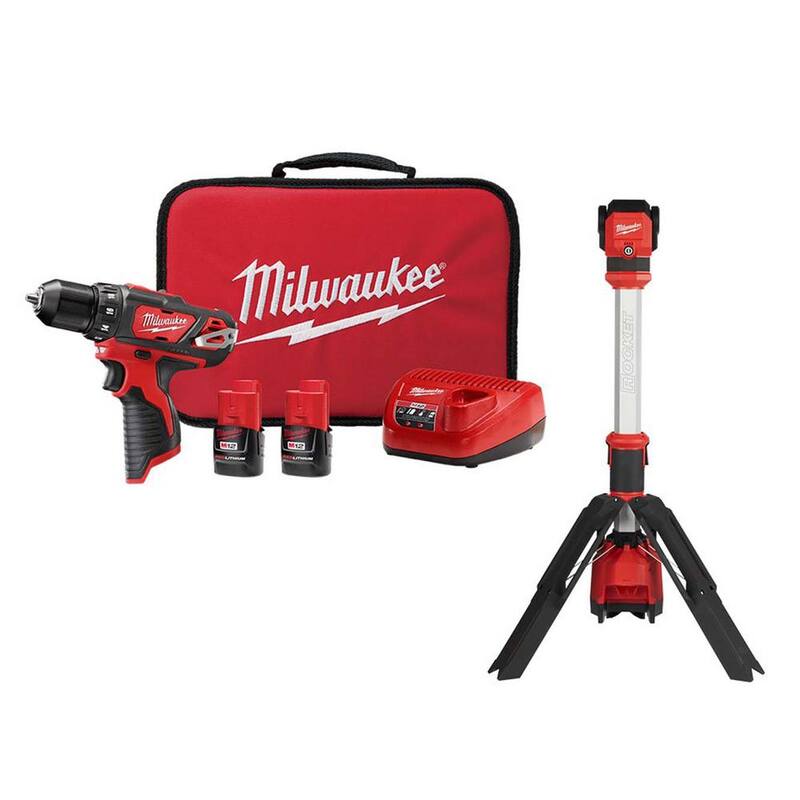 Milwaukee M12 12V Taladro/destornillador inalámbrico de 3/8 pulgadas con batería de iones de litio y kit de luz de trabajo LED ROCKET M12 de 1400 lúmenes - 2407-22-2132-20.