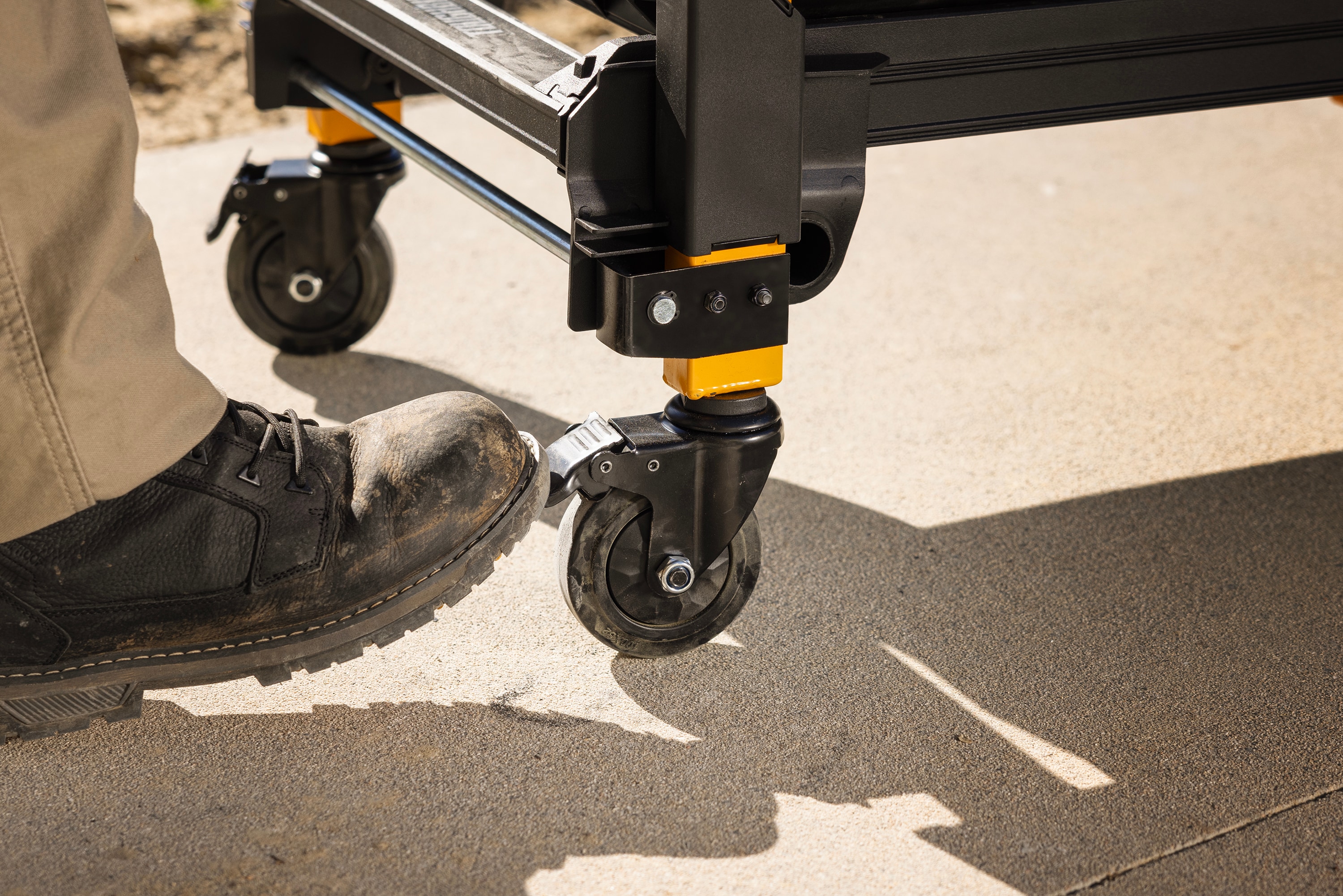 Carretilla de mano convertible de aluminio TOUGHBUILT con capacidad de 800 lb y 4 ruedas en varios colores/acabados