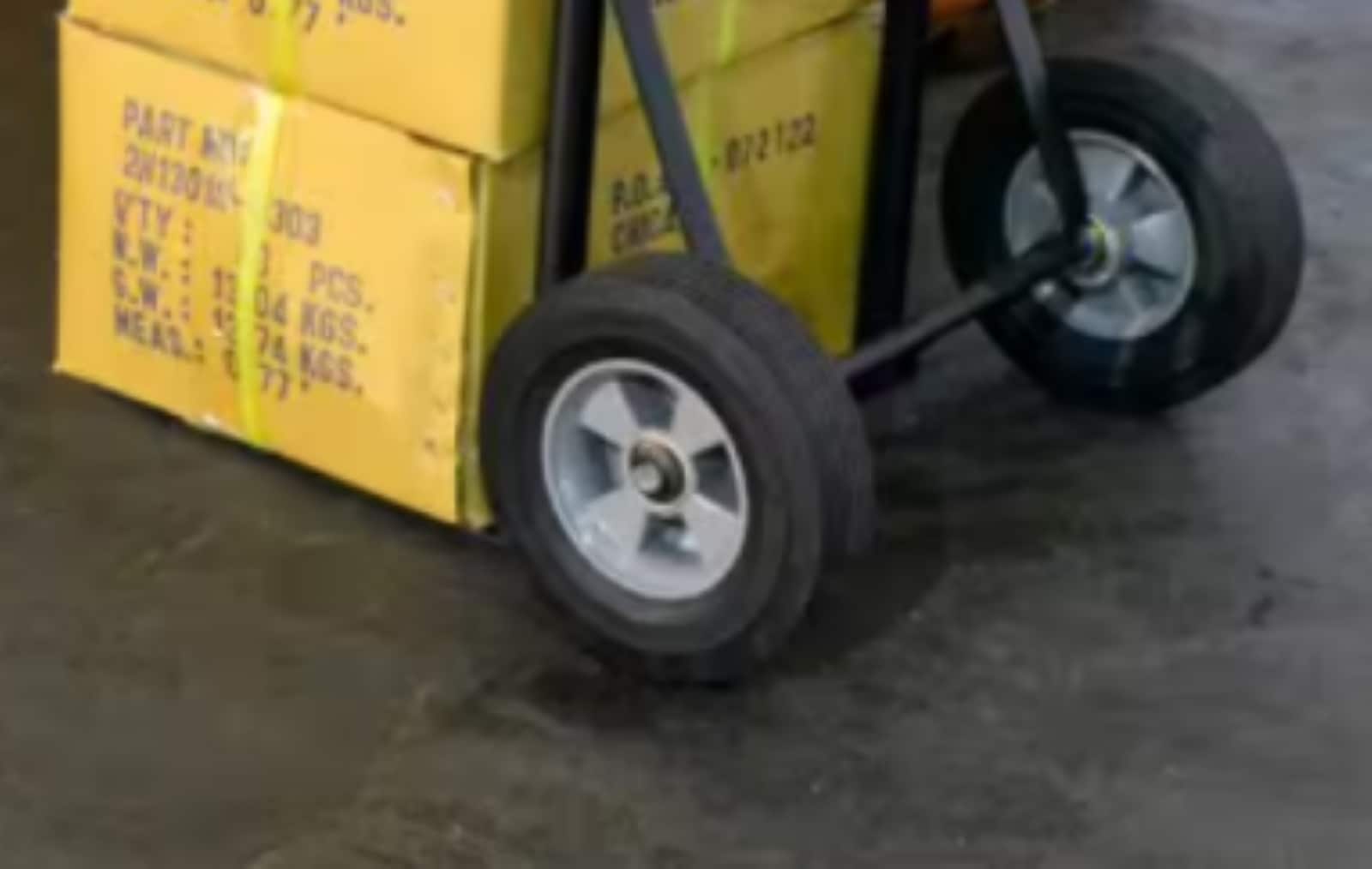Rueda de repuesto para carretilla de mano de goma negra con capacidad de 300 libras de Milwaukee DCR0997