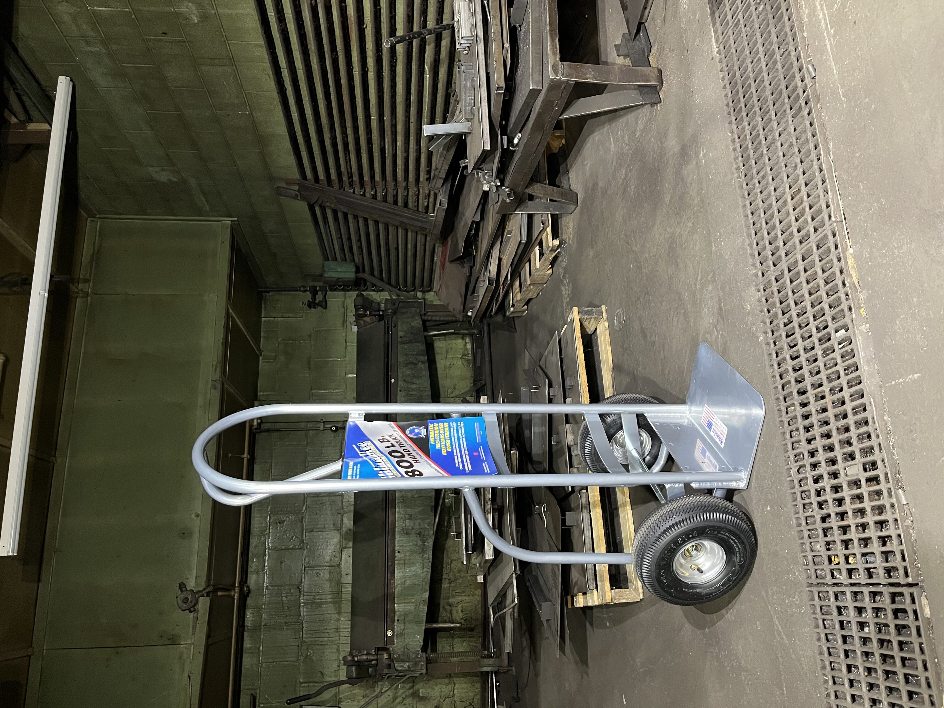 Carretilla de mano estándar de aluminio plateado con capacidad de 800 libras y 2 ruedas de Milwaukee DC49262