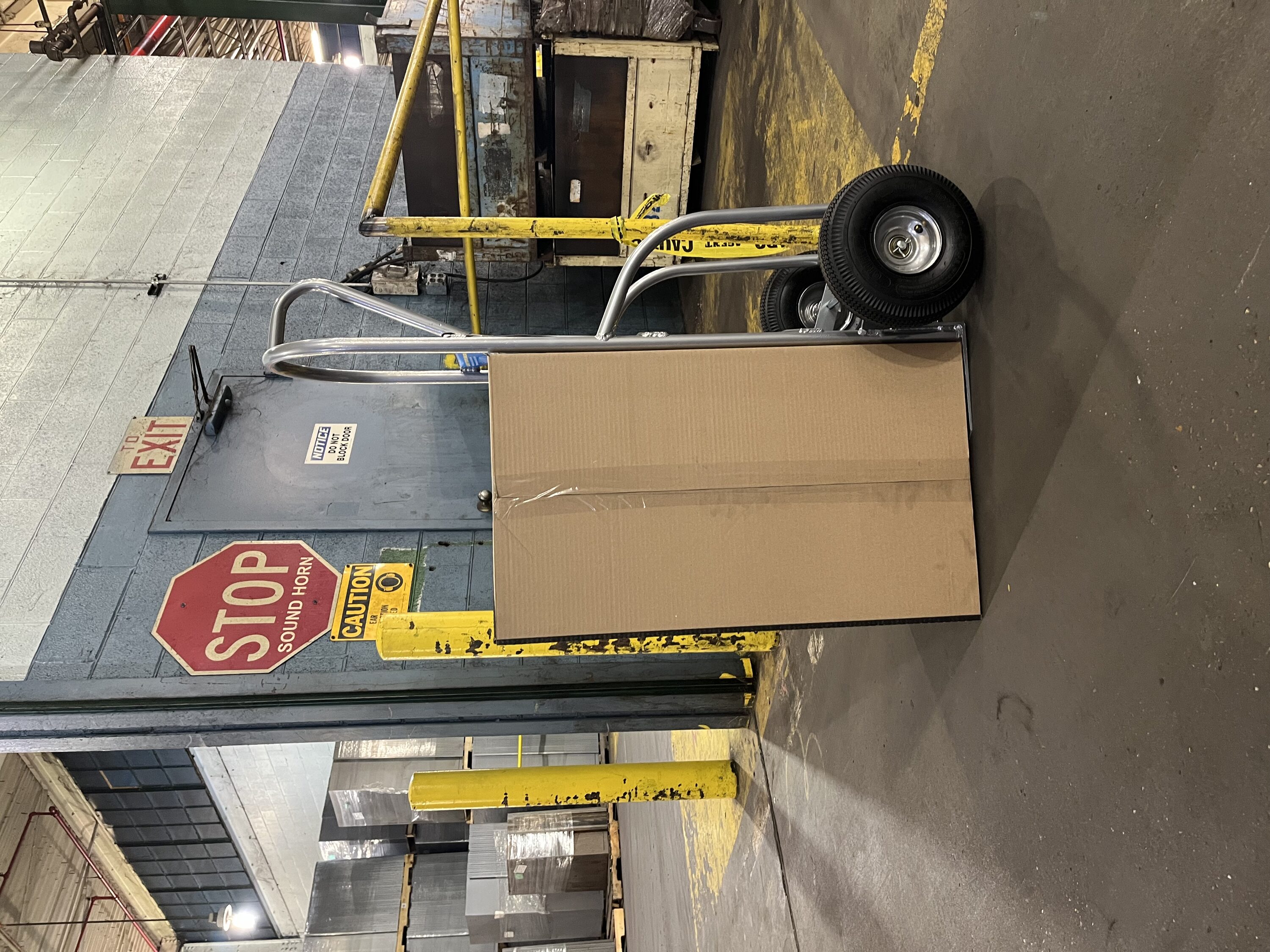 Carretilla de mano estándar de aluminio plateado con capacidad de 800 libras y 2 ruedas de Milwaukee DC49262