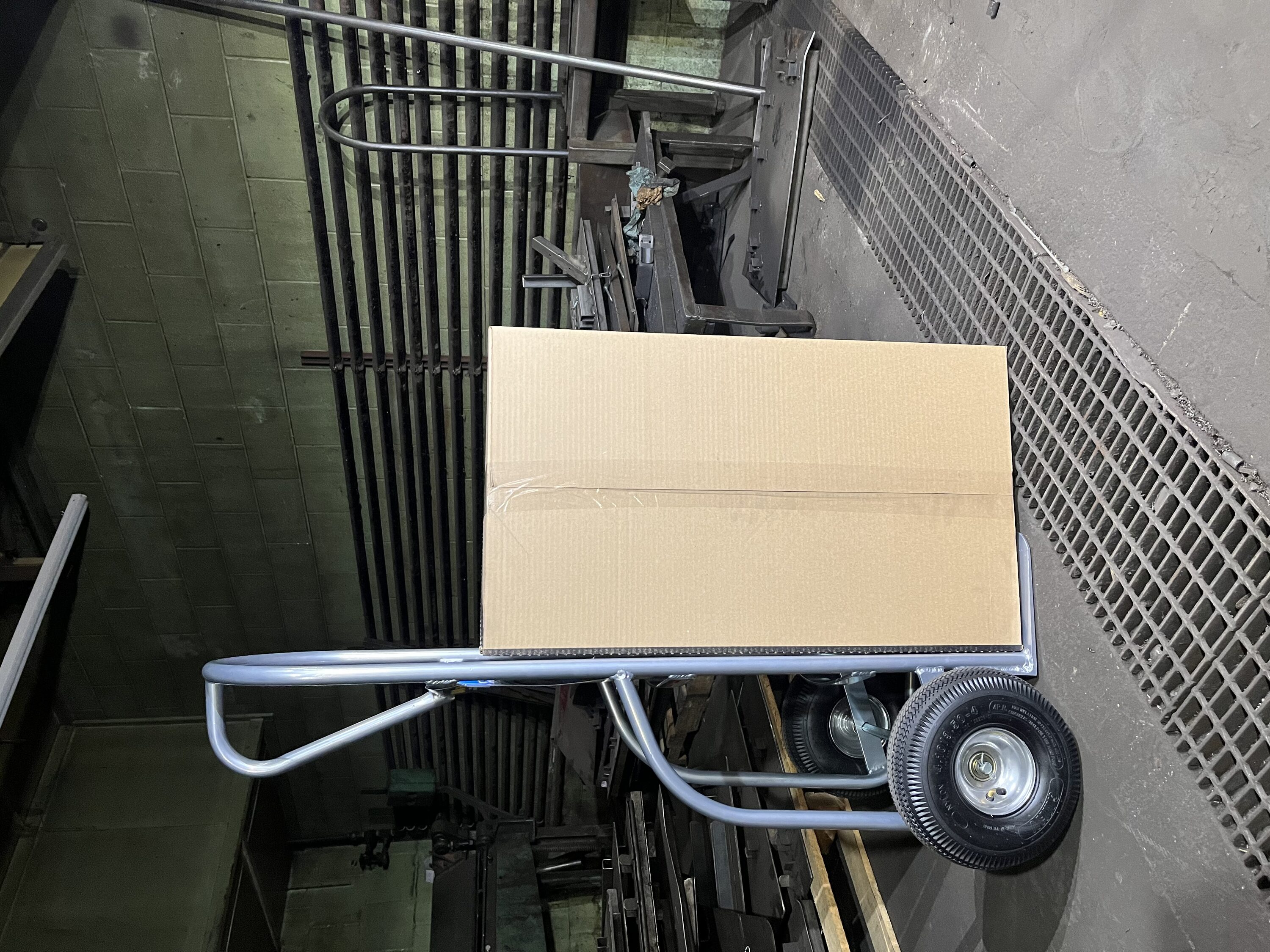 Carretilla de mano estándar de aluminio plateado con capacidad de 800 libras y 2 ruedas de Milwaukee DC49262