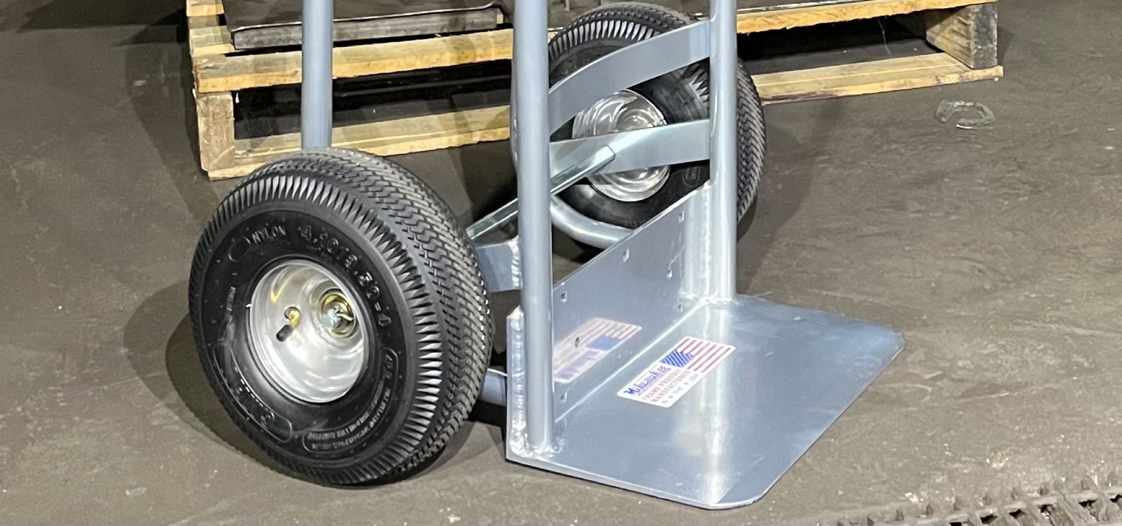 Rueda de repuesto para carretilla de mano de goma negra con capacidad de 400 lb de Milwaukee modelo DC3339