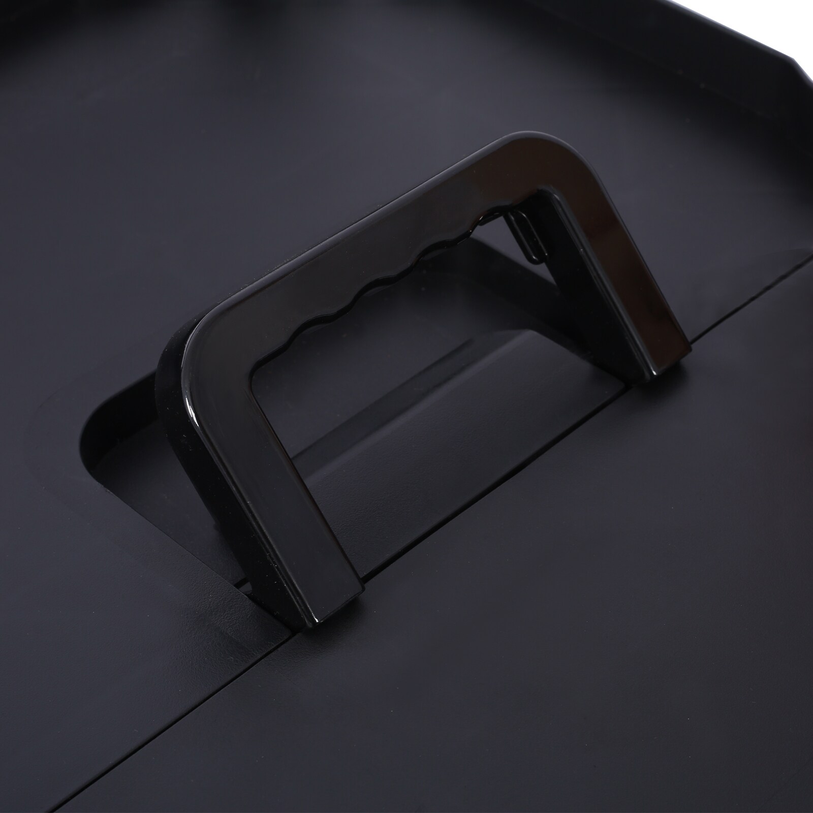 Carretilla plegable de polipropileno negra de 4 ruedas con capacidad de 50 lb. W4651101