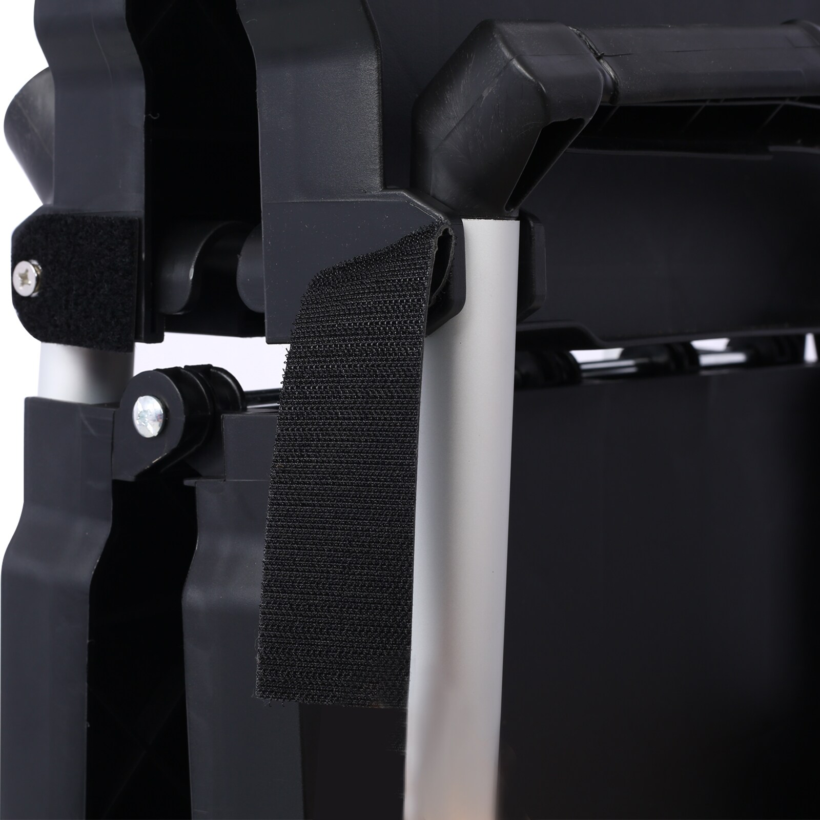 Carretilla plegable de polipropileno negra de 4 ruedas con capacidad de 50 lb. W4651101