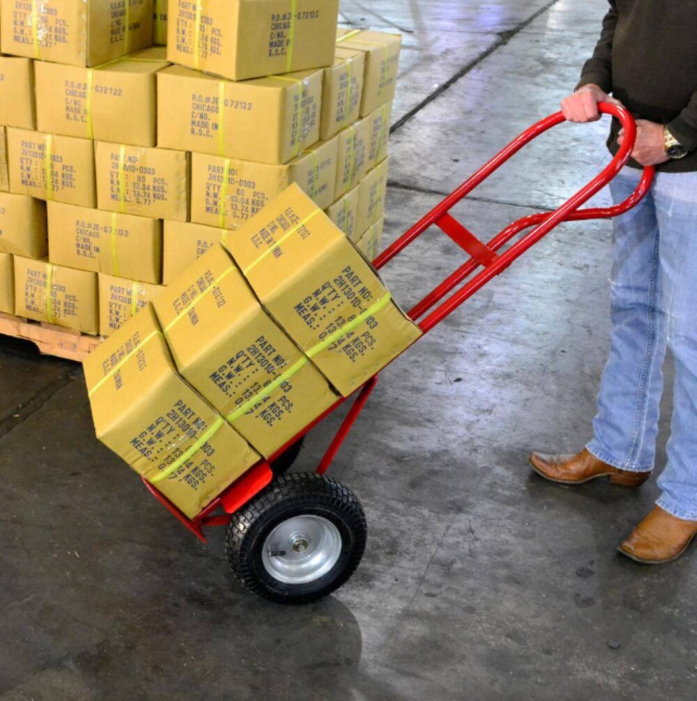 Carretilla de mano de servicio pesado de acero rojo con capacidad de 800 libras y 2 ruedas de Milwaukee DC48866