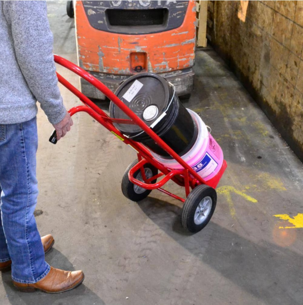 Carretilla de mano estándar de acero rojo con capacidad de 800 lbs y 2 ruedas Milwaukee DC47025