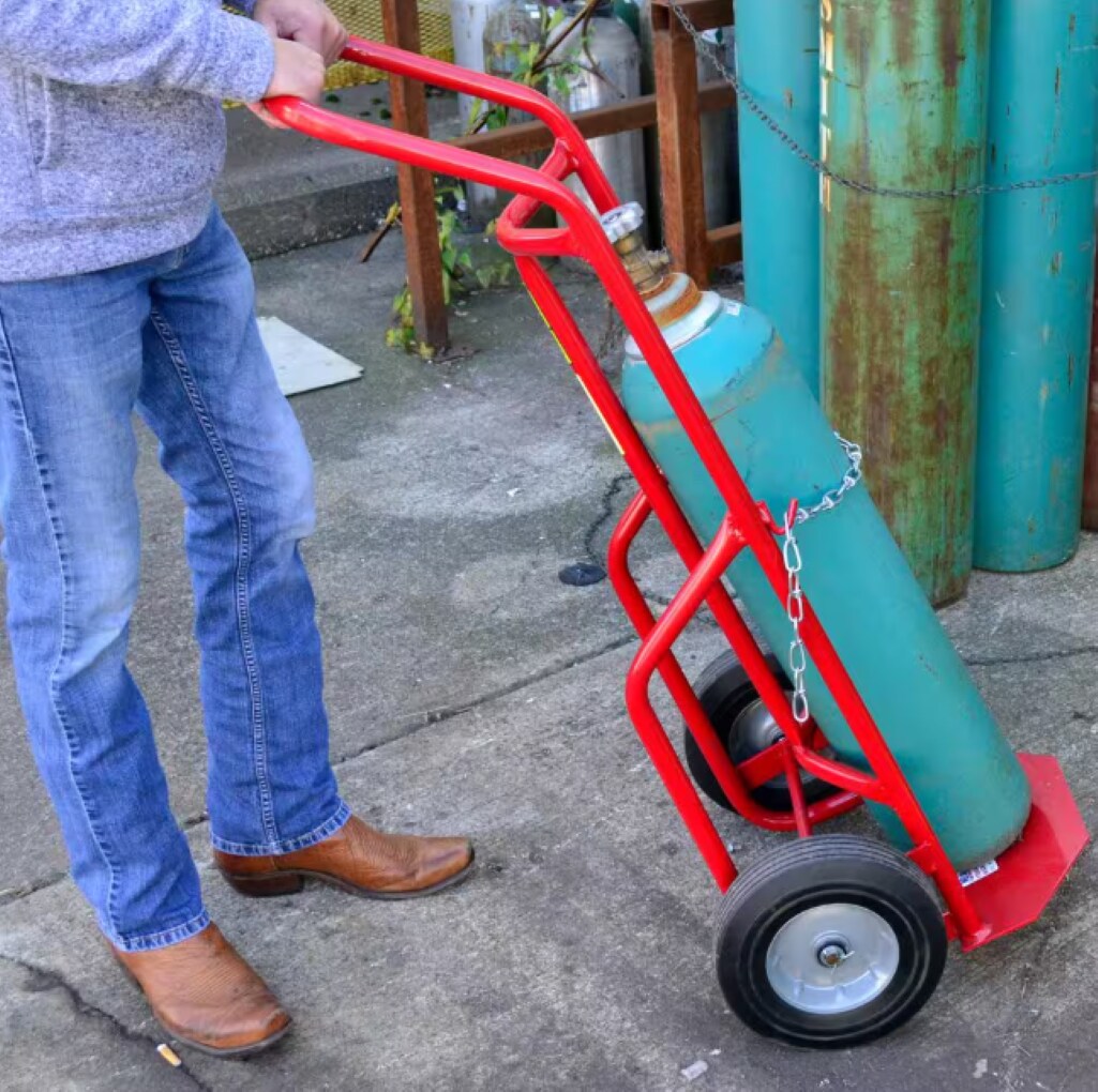 Carretilla de mano de alta resistencia de acero rojo de 2 ruedas con capacidad de 500 lb de Milwaukee DC40763