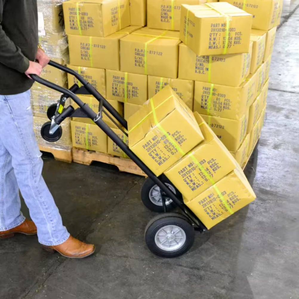 Carretilla de mano convertible de acero negro de 4 ruedas con capacidad de 600 lbs. de Milwaukee DC35081