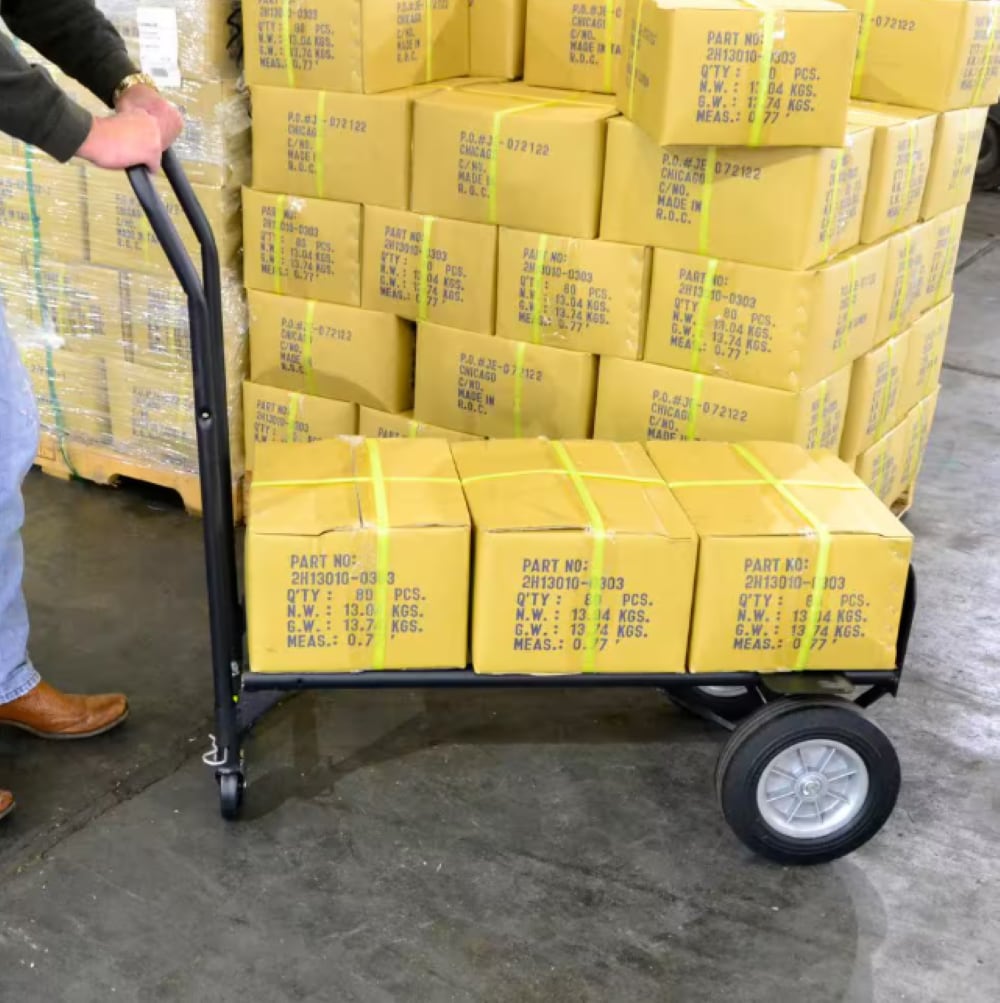 Carretilla de mano convertible de acero negro de 4 ruedas con capacidad de 600 lbs. de Milwaukee DC35081