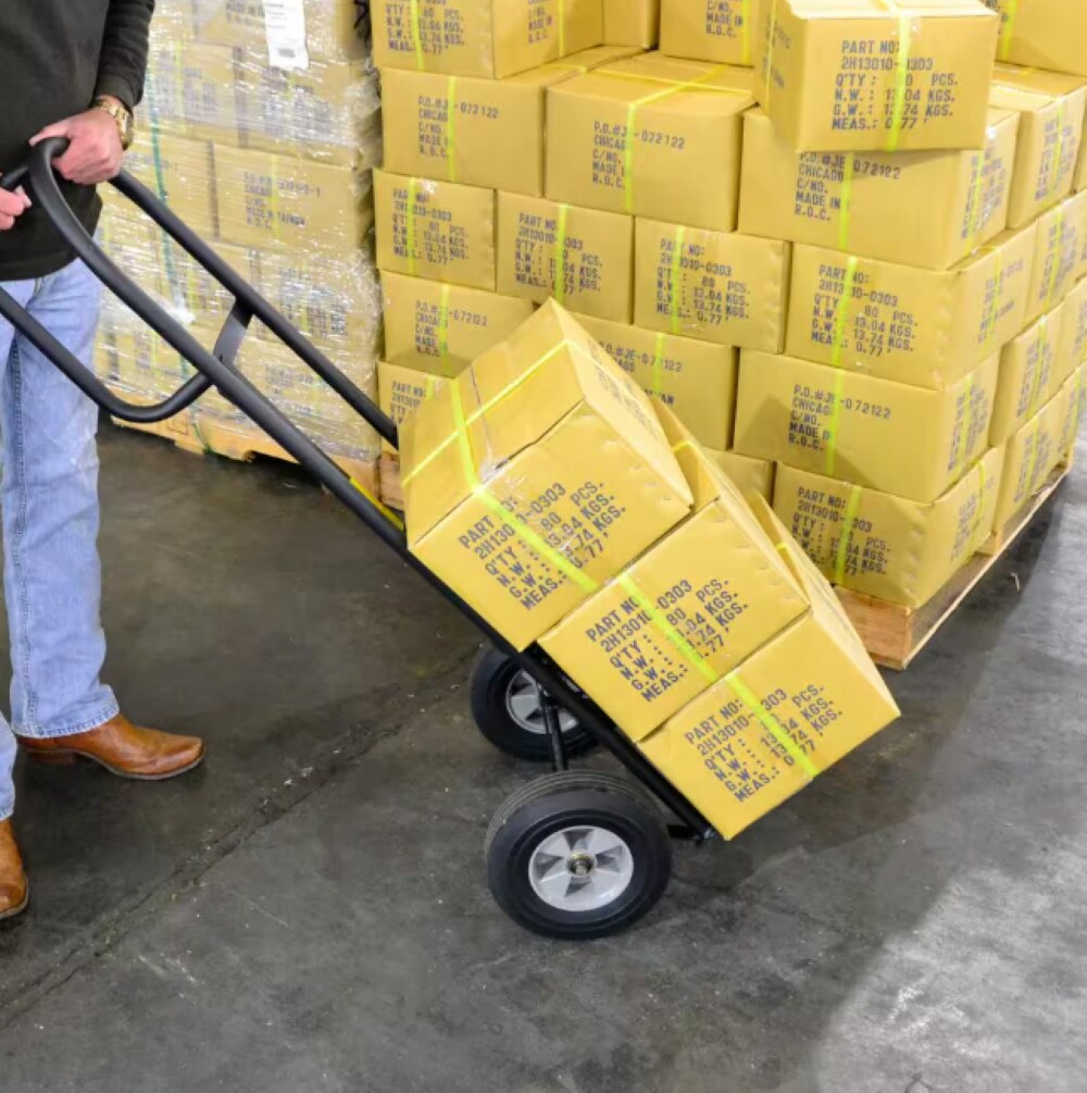 Carretilla de mano estándar de acero negro de 2 ruedas Milwaukee con capacidad de 800 libras DC37019