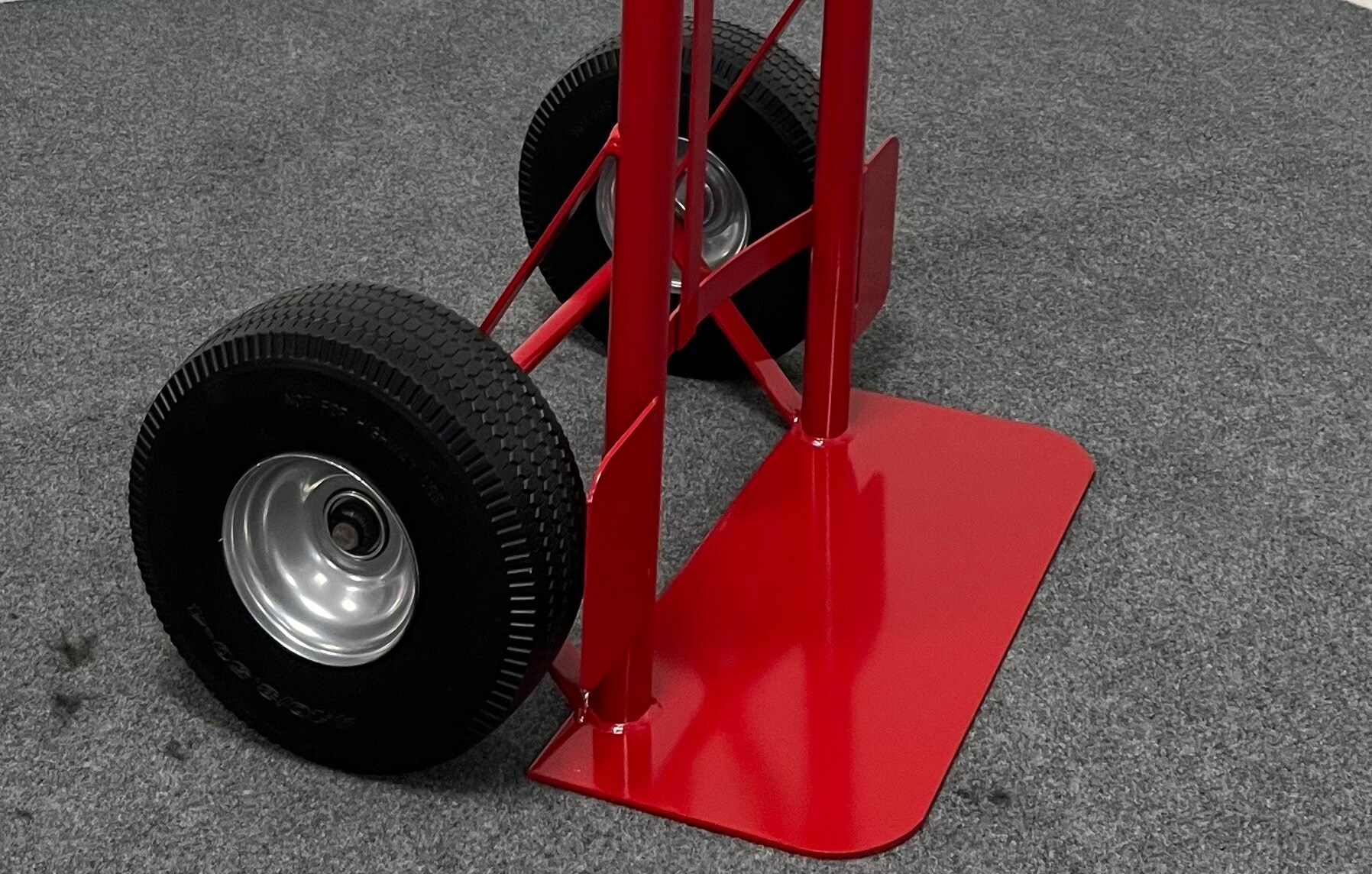 Rueda de repuesto para carretilla de mano de goma negra con capacidad de 400 lb de Milwaukee DC3337