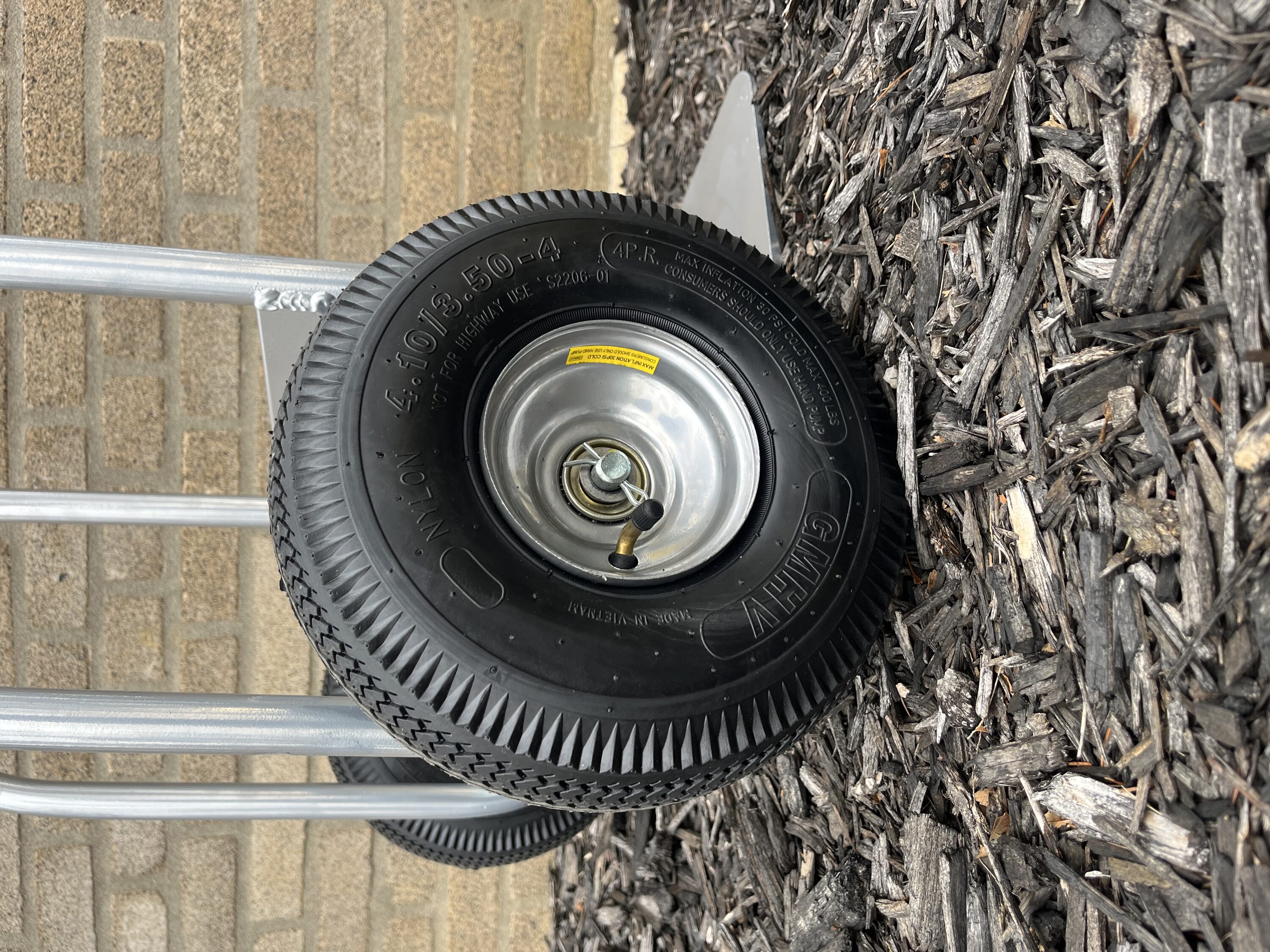 Rueda de repuesto para carretilla de mano de goma negra con capacidad de 400 lb de Milwaukee DC3337