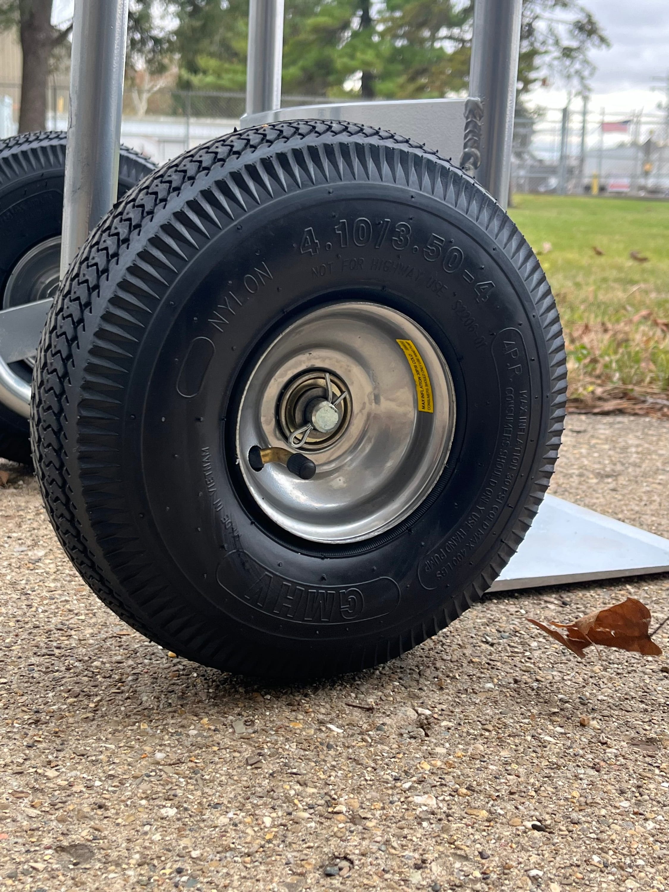 Rueda de repuesto para carretilla de mano de goma negra con capacidad de 400 lb de Milwaukee DC3337