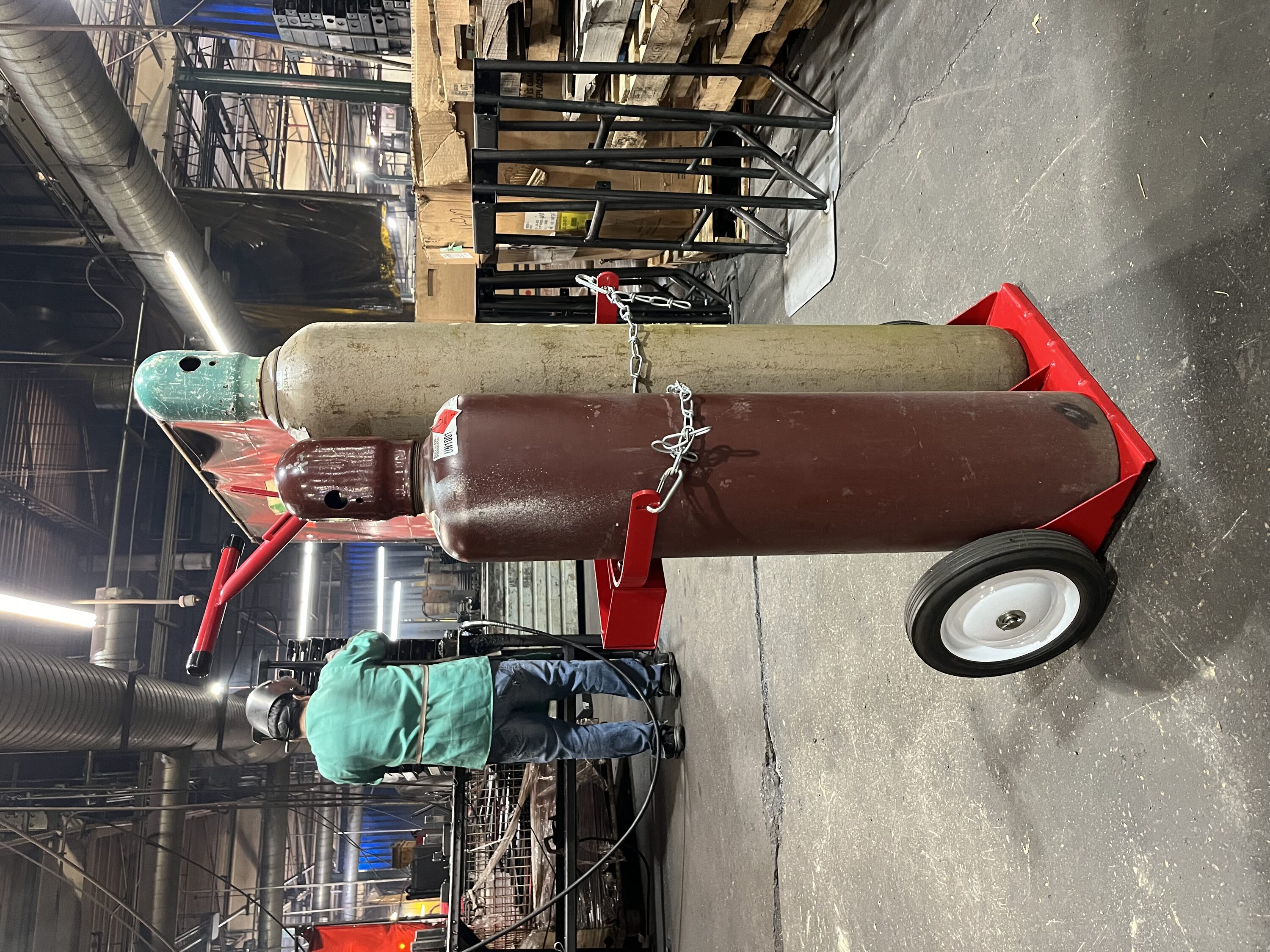 Carretilla de mano estándar de acero rojo con capacidad de 200 libras y 2 ruedas Milwaukee DC40143