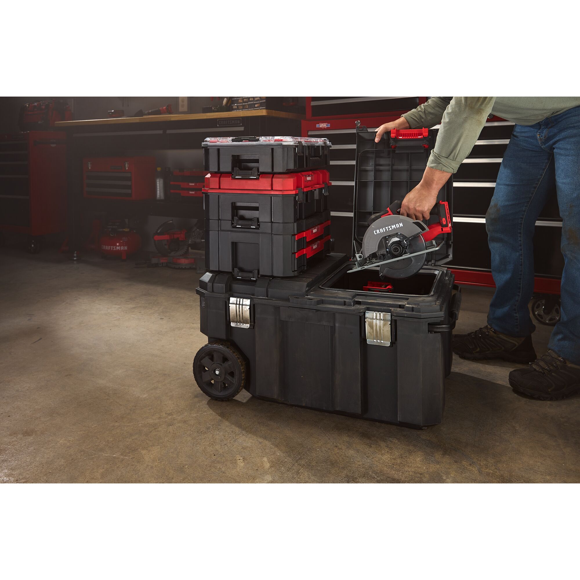 Caja de herramientas rodante Craftsmán Versastack de polipropileno negro de 30.4 pulgadas de ancho x 15.4 pulgadas de alto x 22 pulgadas de profundidad CMST17870