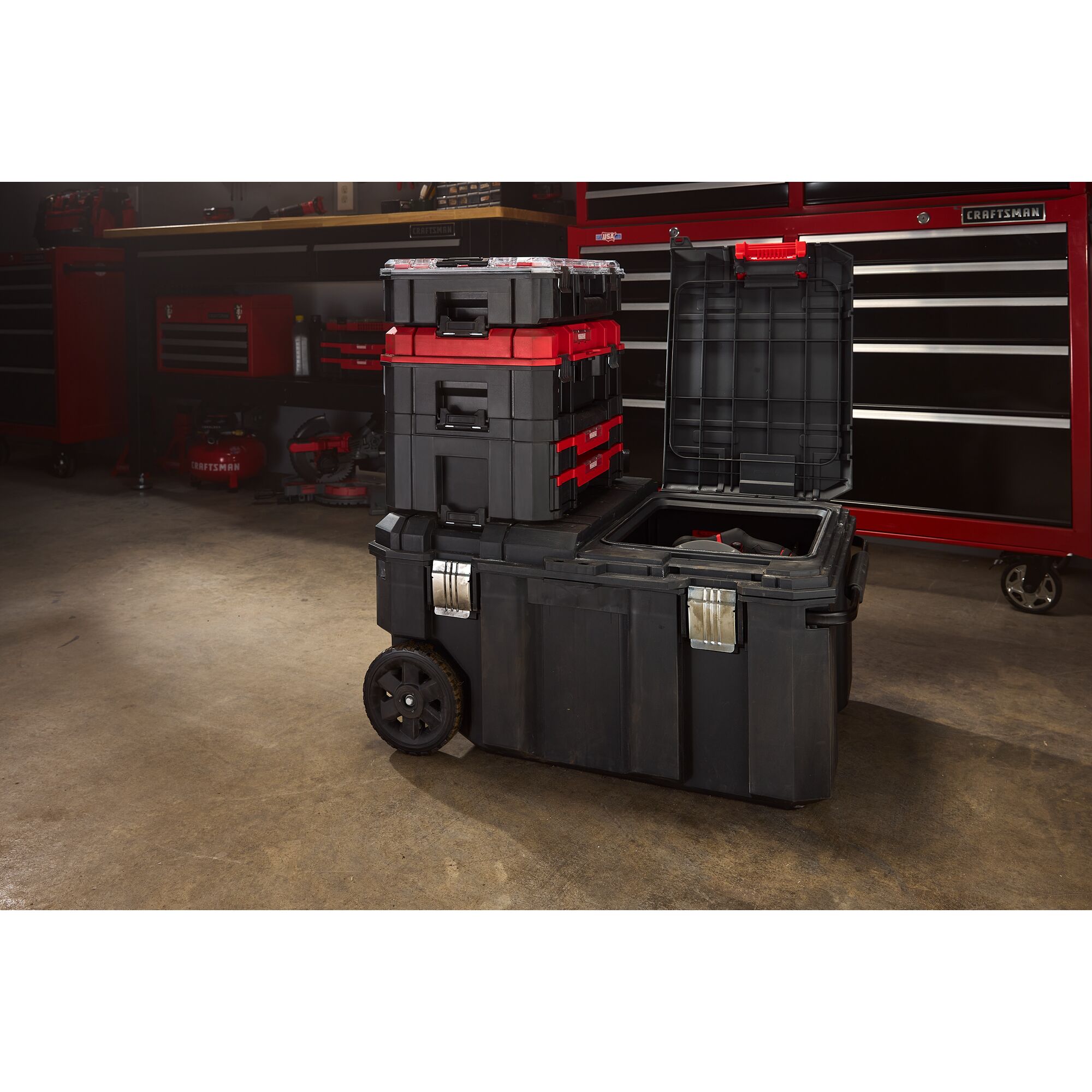 Caja de herramientas rodante Craftsmán Versastack de polipropileno negro de 30.4 pulgadas de ancho x 15.4 pulgadas de alto x 22 pulgadas de profundidad CMST17870