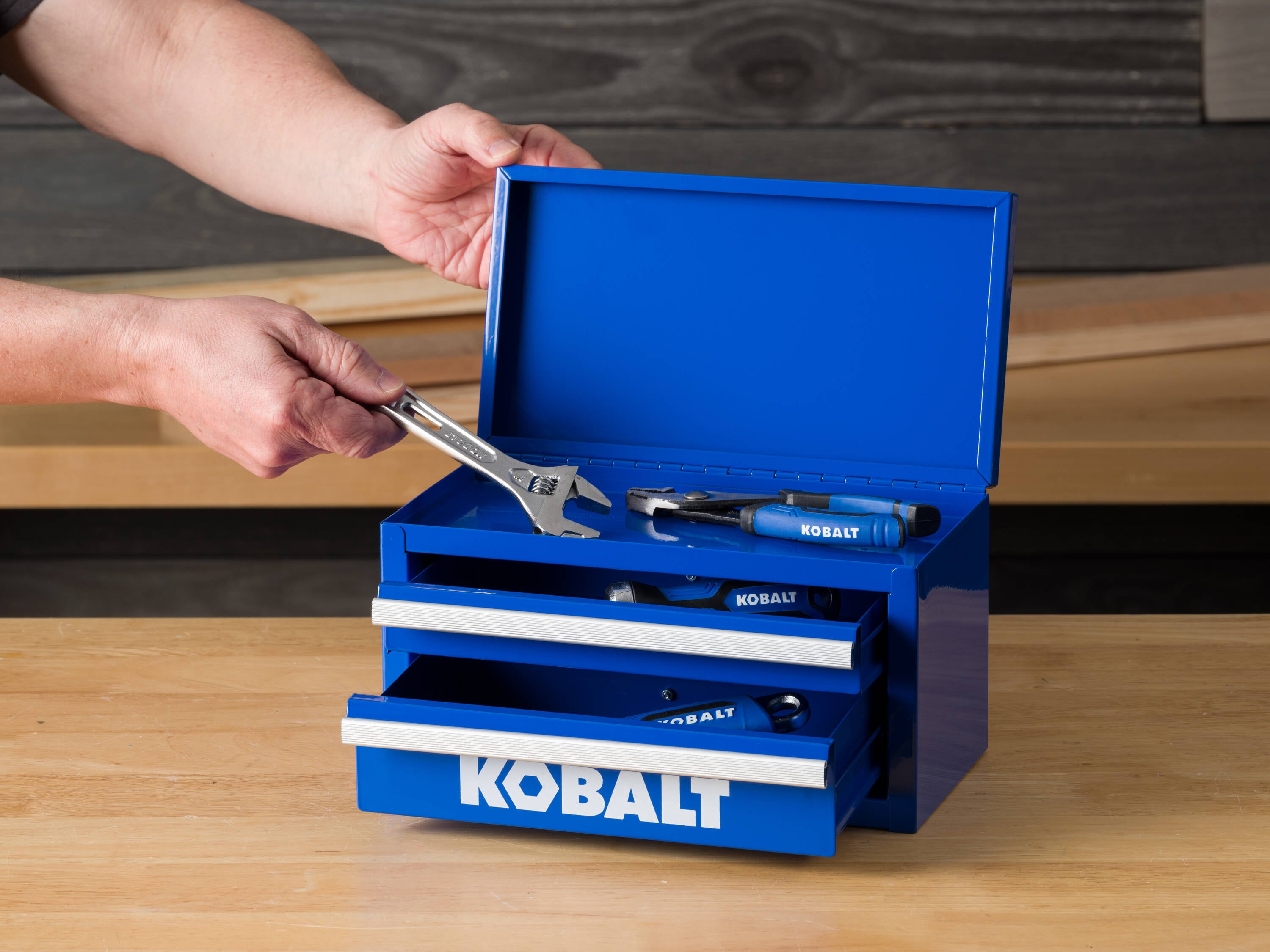 Caja de herramientas portátil mini Kobalt de 10.83 pulgadas de ancho x 5.91 pulgadas de alto x 5.91 pulgadas de profundidad con 2 cajones, color azul de acero 54196