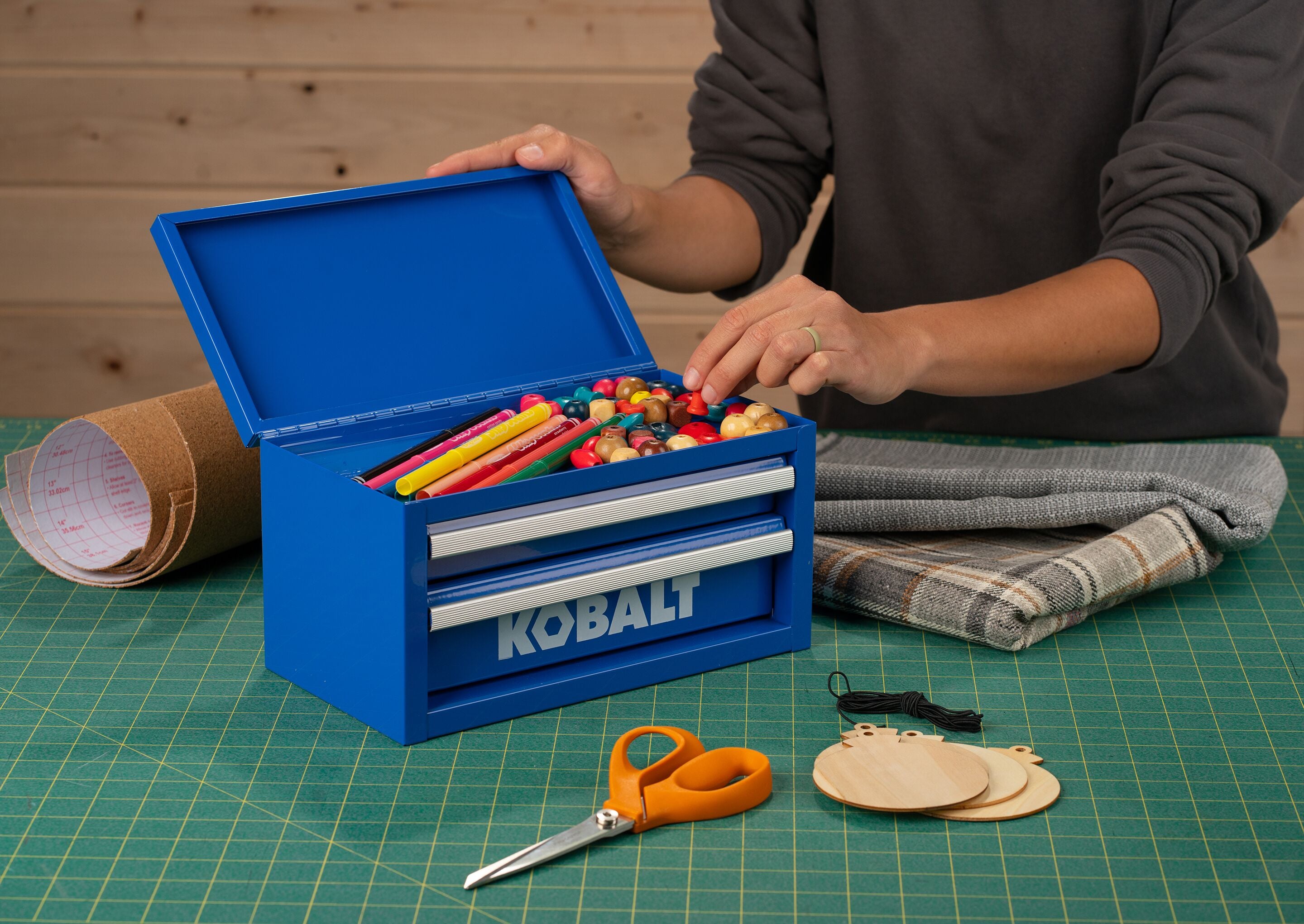 Caja de herramientas portátil mini Kobalt de 10.83 pulgadas de ancho x 5.91 pulgadas de alto x 5.91 pulgadas de profundidad con 2 cajones, color azul de acero 54196