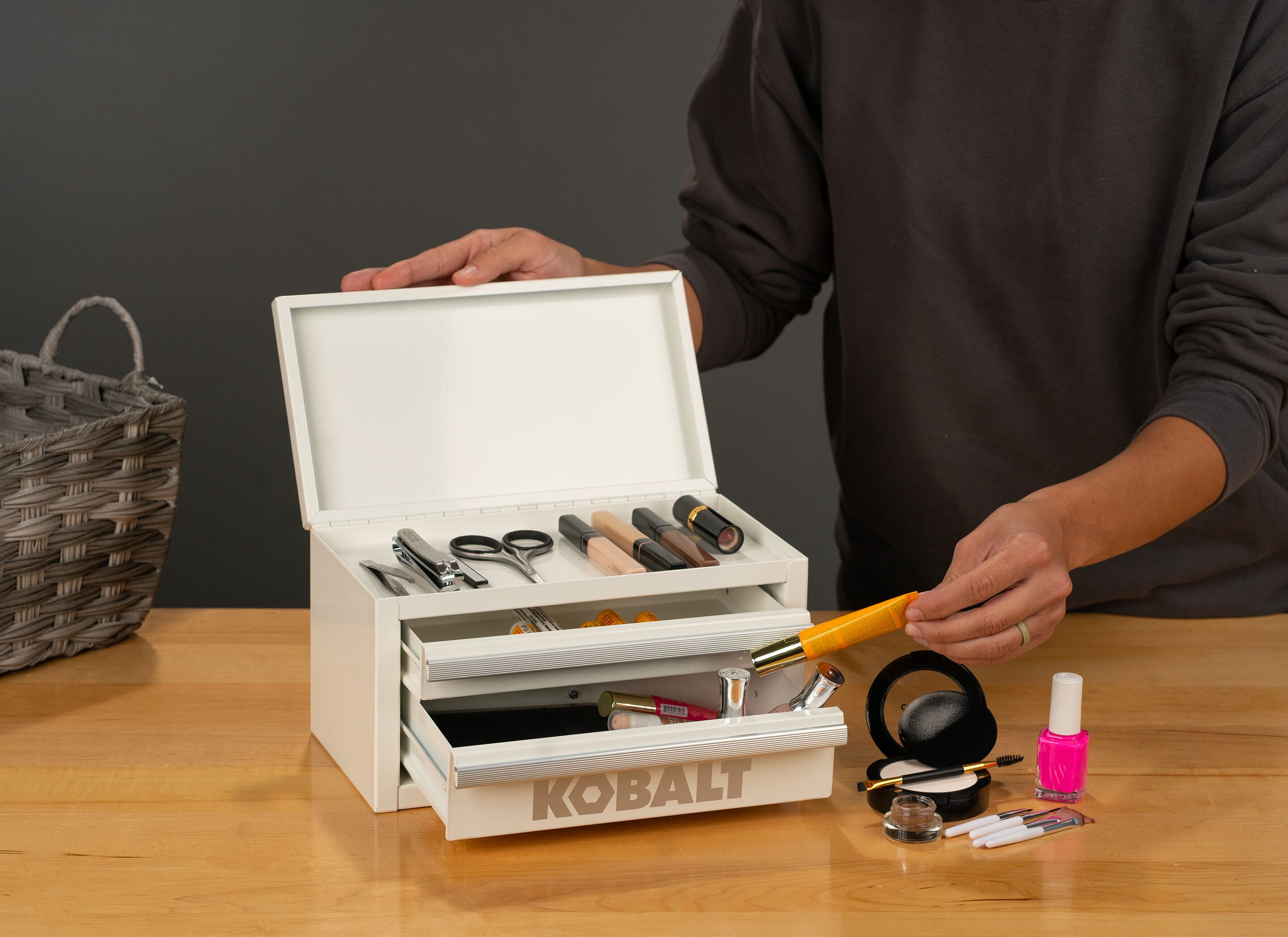 Caja de herramientas portátil mini Kobalt 10.83 pulgadas de ancho x 5.91 pulgadas de alto x 5.91 pulgadas de profundidad, 2 cajones, caja de herramientas de acero negro 54195