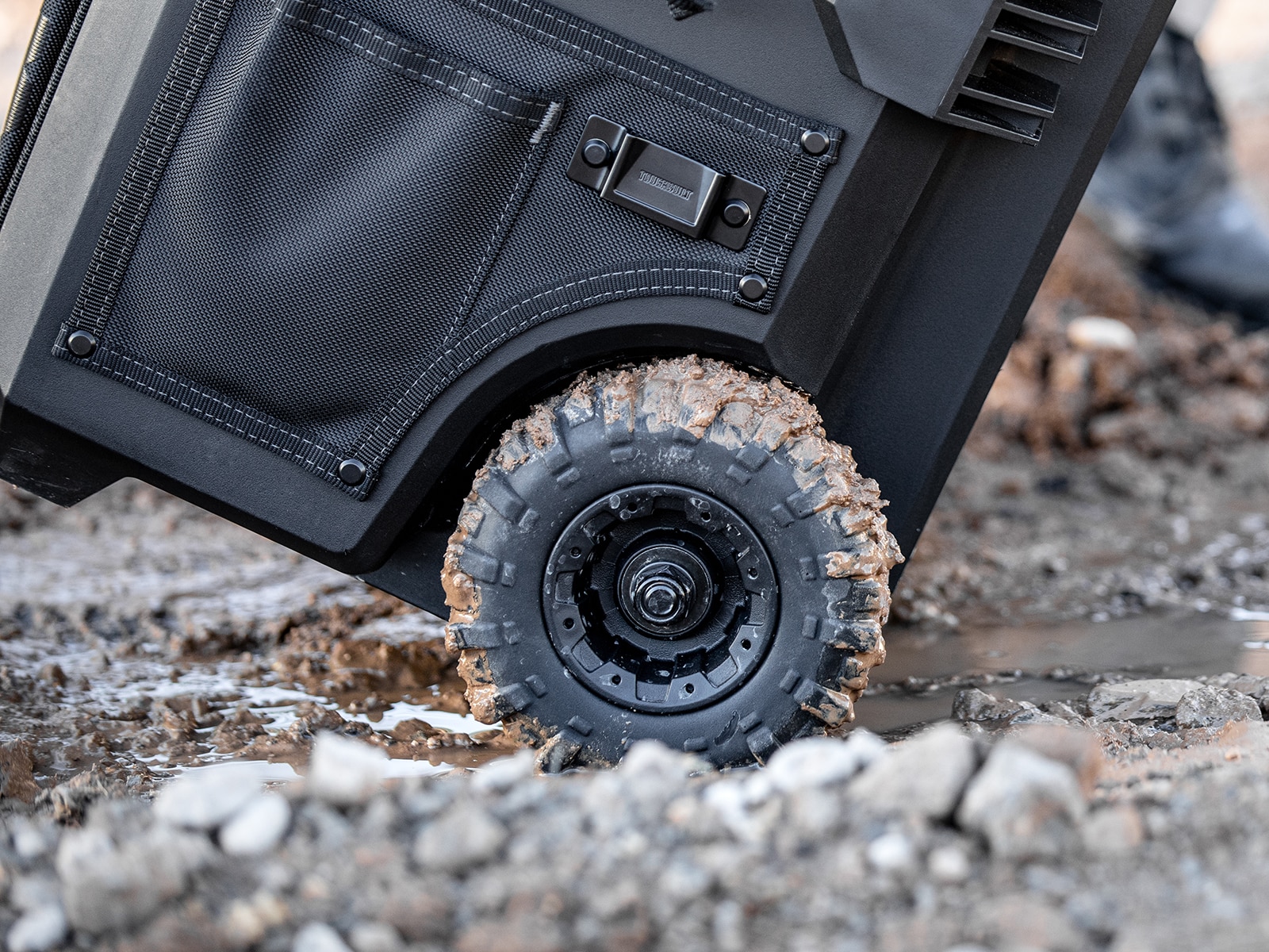 Bolsa de herramientas rodante con cremallera TOUGHBUILT Massive Mouth Hard Bottom XL de poliéster negro de 18 pulgadas de ancho x 14.5 pulgadas de profundidad x 19.5 pulgadas de largo TBL-CT-61-18