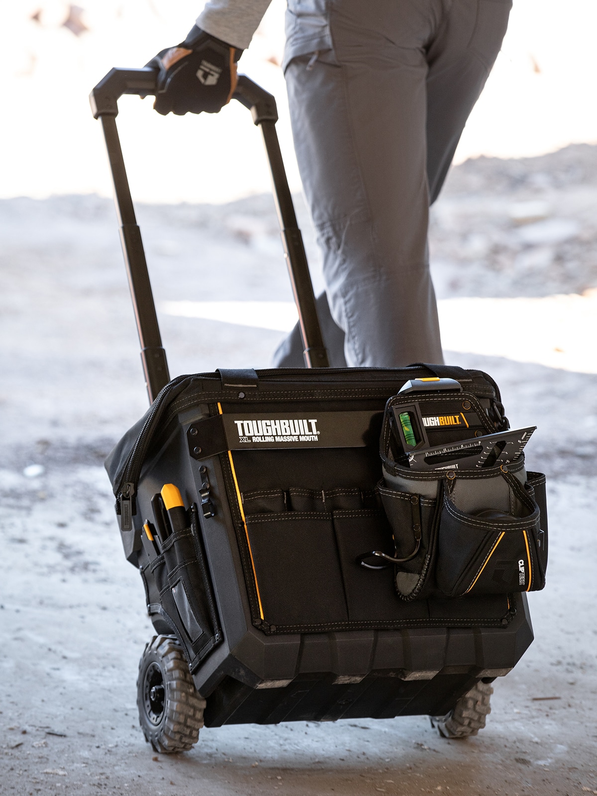 Bolsa de herramientas rodante con cremallera TOUGHBUILT Massive Mouth Hard Bottom XL de poliéster negro de 18 pulgadas de ancho x 14.5 pulgadas de profundidad x 19.5 pulgadas de largo TBL-CT-61-18