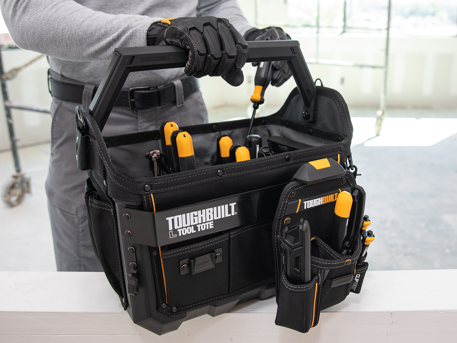 Bolso de herramientas TOUGHBUILT grande de poliéster negro de 16 pulgadas de ancho x 11.02 pulgadas de profundidad x 13.78 pulgadas de largo TBL-CT-82-16