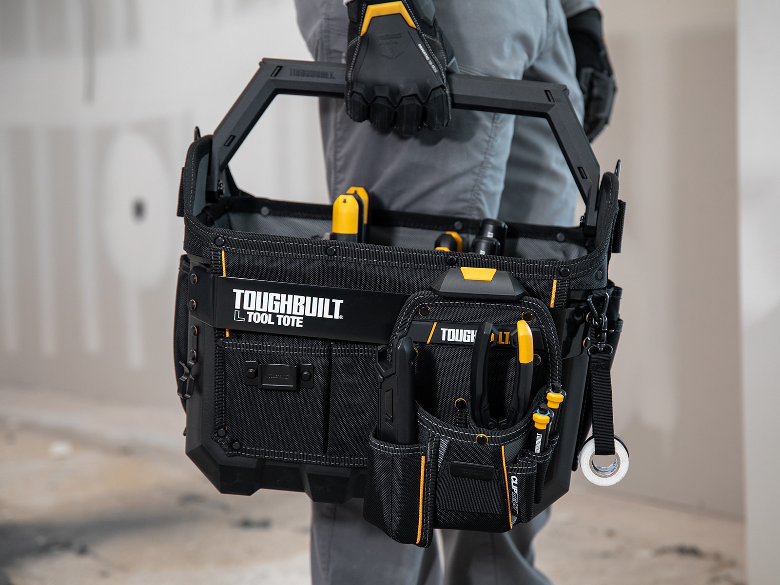 Bolso de herramientas TOUGHBUILT grande de poliéster negro de 16 pulgadas de ancho x 11.02 pulgadas de profundidad x 13.78 pulgadas de largo TBL-CT-82-16
