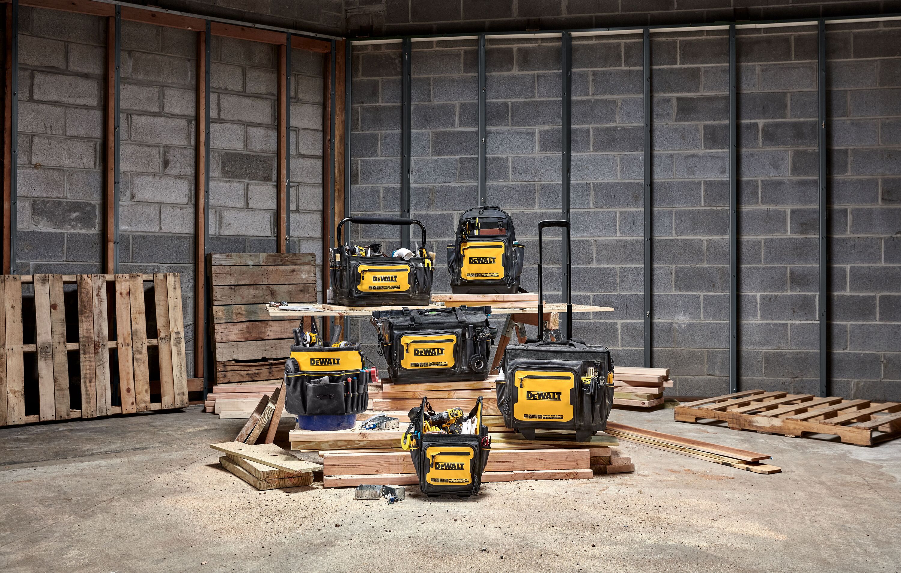 Organizador de cubeta de 5 galones DEWALT en nylon balístico negro-amarillo de 2 pulgadas de ancho x 19.625 pulgadas de profundidad x 19.75 pulgadas de largo DWST560109