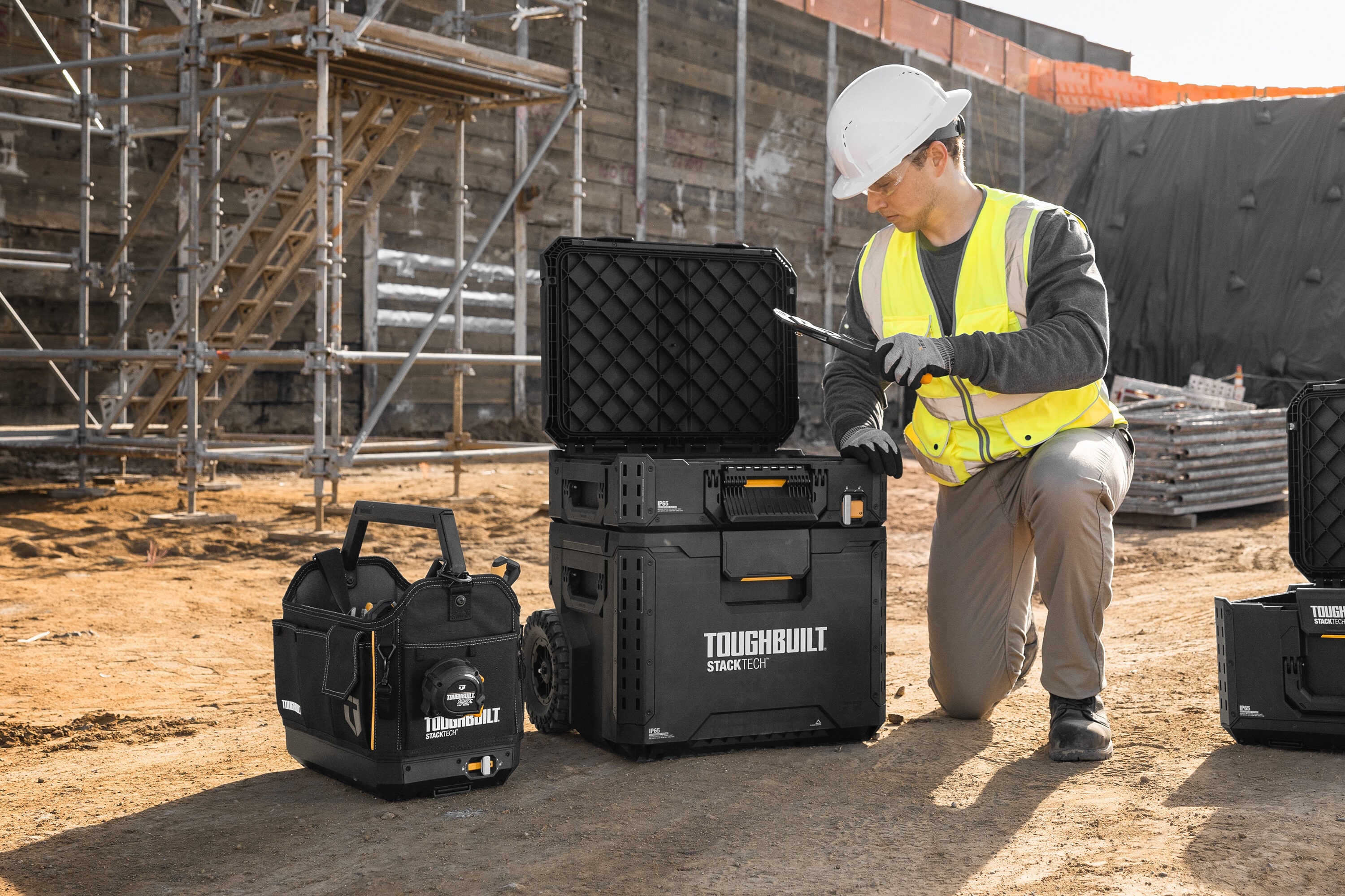 Tote para herramientas TOUGHBUILT STACKTECH de poliéster negro de 18 pulgadas de ancho x 12 pulgadas de profundidad x 14.8 pulgadas de largo TB-B1-S-80C
