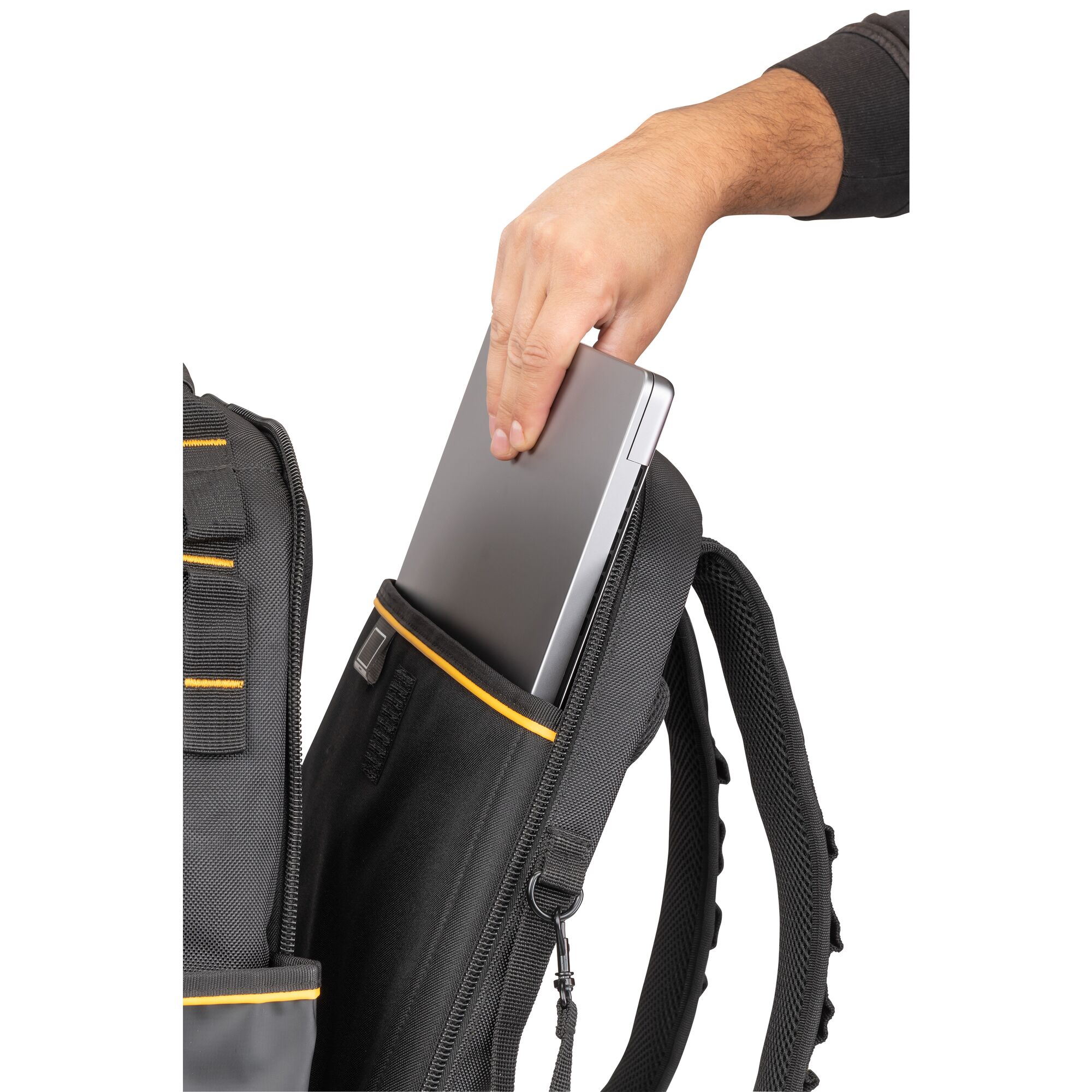 Mochila con cierre DEWALT de poliéster negro y amarillo de 7.75 pulgadas de ancho x 18.75 pulgadas de profundidad x 13.75 pulgadas de largo DWST560102