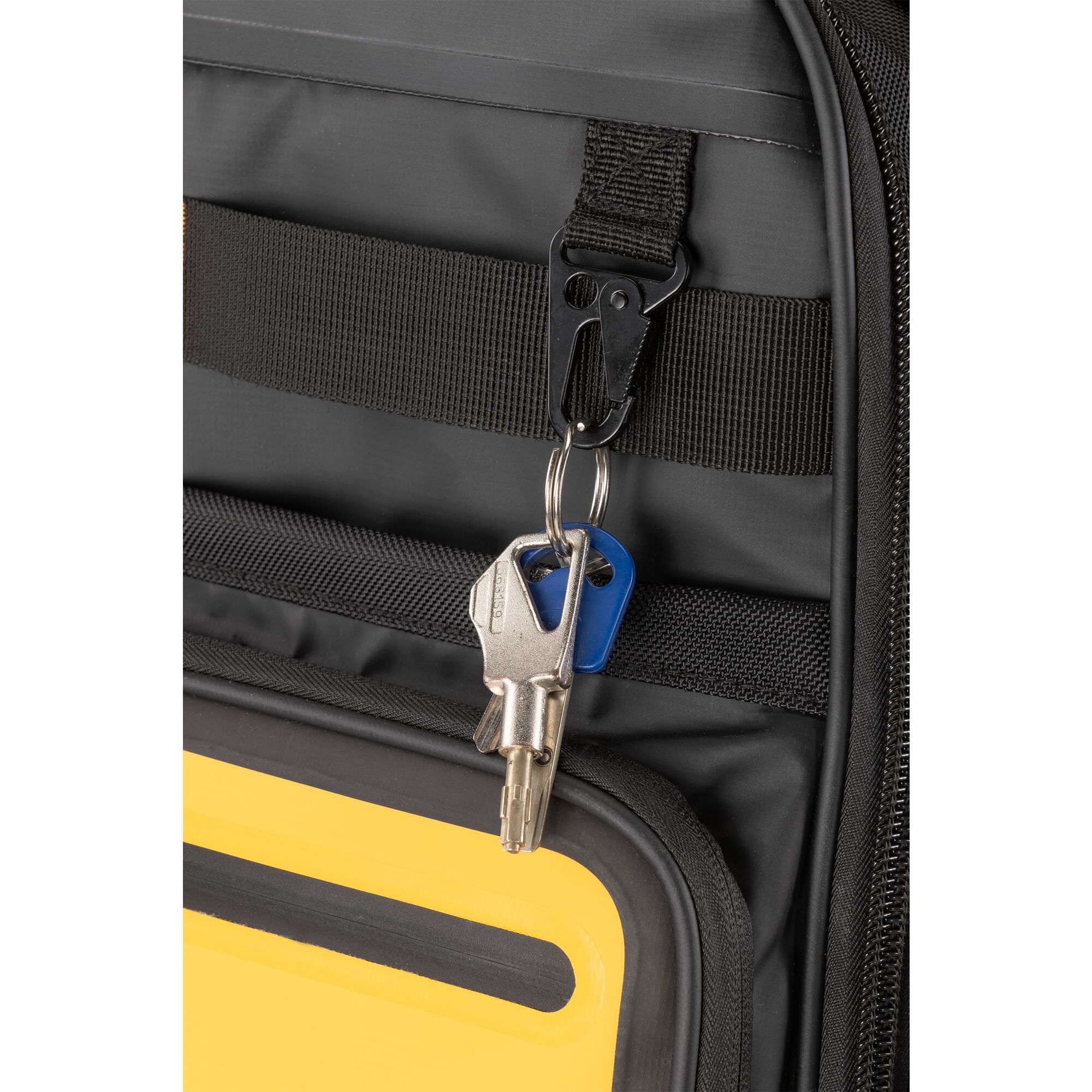 Mochila con cierre DEWALT de poliéster negro y amarillo de 7.75 pulgadas de ancho x 18.75 pulgadas de profundidad x 13.75 pulgadas de largo DWST560102