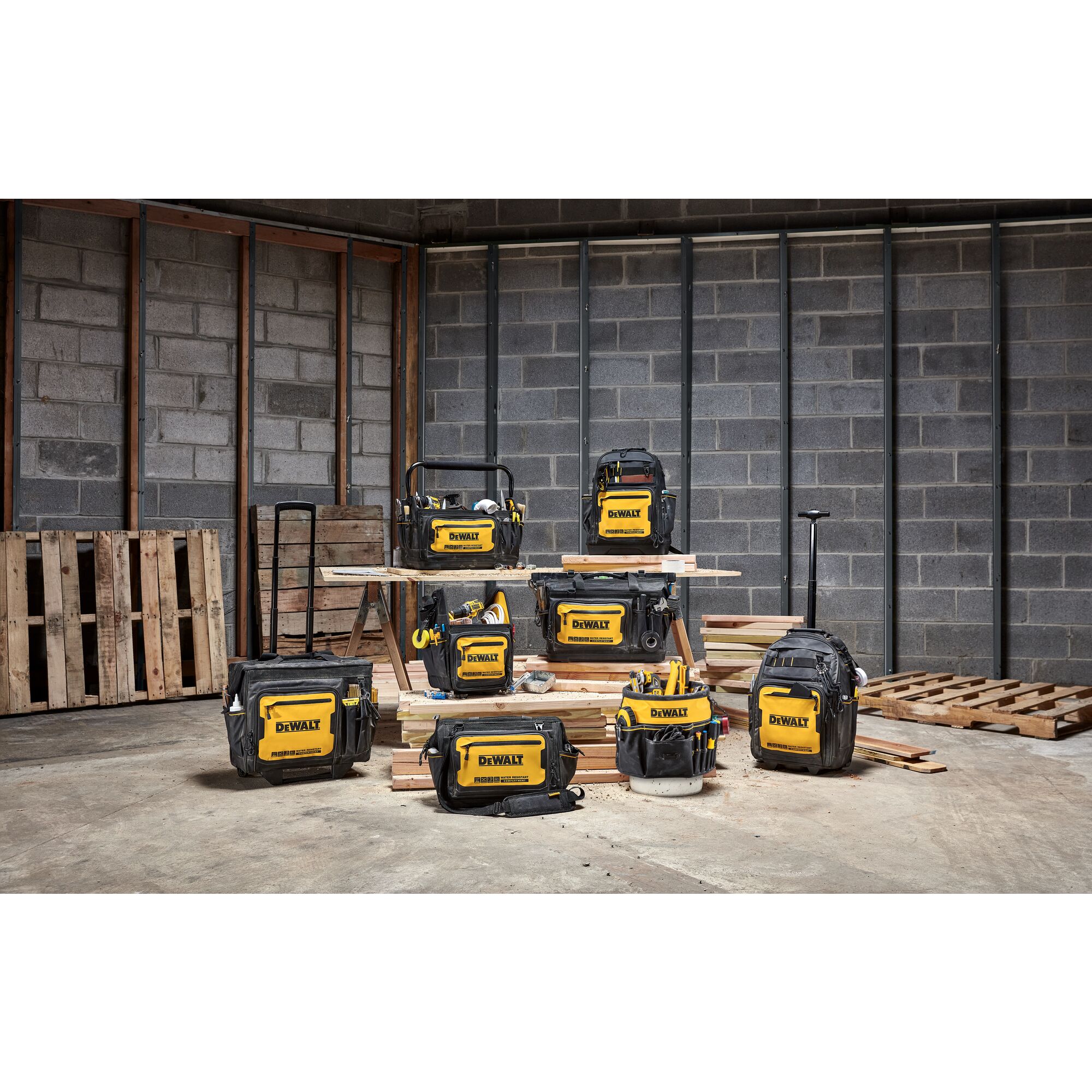 Bolso para herramientas con cierre DEWALT de nylon balístico negro/amarillo 11 pulgadas de ancho x 11.75 pulgadas de profundidad x 16.125 pulgadas de largo DWST560103
