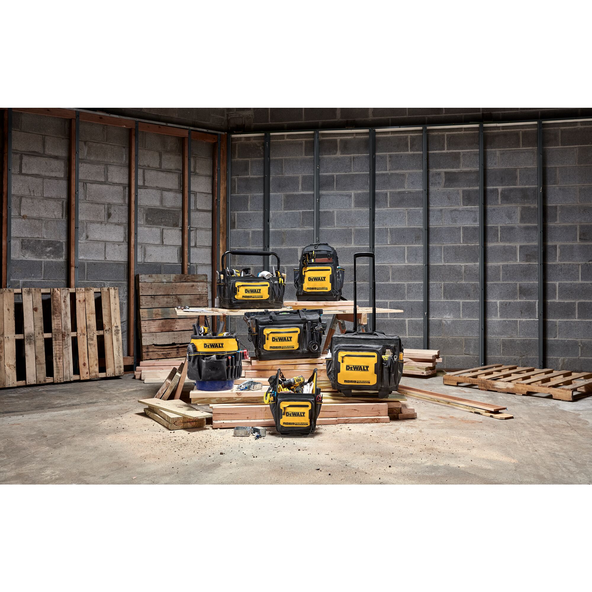 Bolsa para herramientas con cierre DEWALT Negro-Amarillo de nylon balístico 11.375 pulg W x 12.125 pulg D x 20 pulg L DWST560104