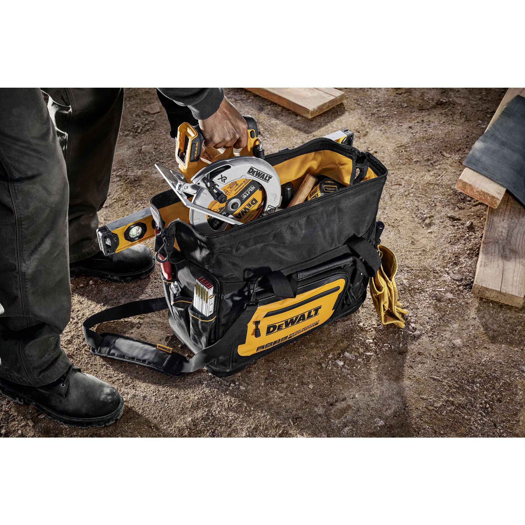 Bolsa para herramientas con cierre DEWALT Negro-Amarillo de nylon balístico 11.375 pulg W x 12.125 pulg D x 20 pulg L DWST560104