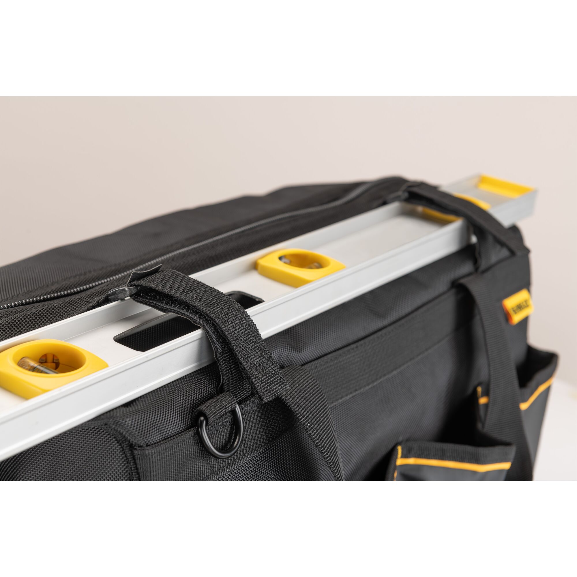 Bolsa para herramientas con cierre DEWALT Negro-Amarillo de nylon balístico 11.375 pulg W x 12.125 pulg D x 20 pulg L DWST560104