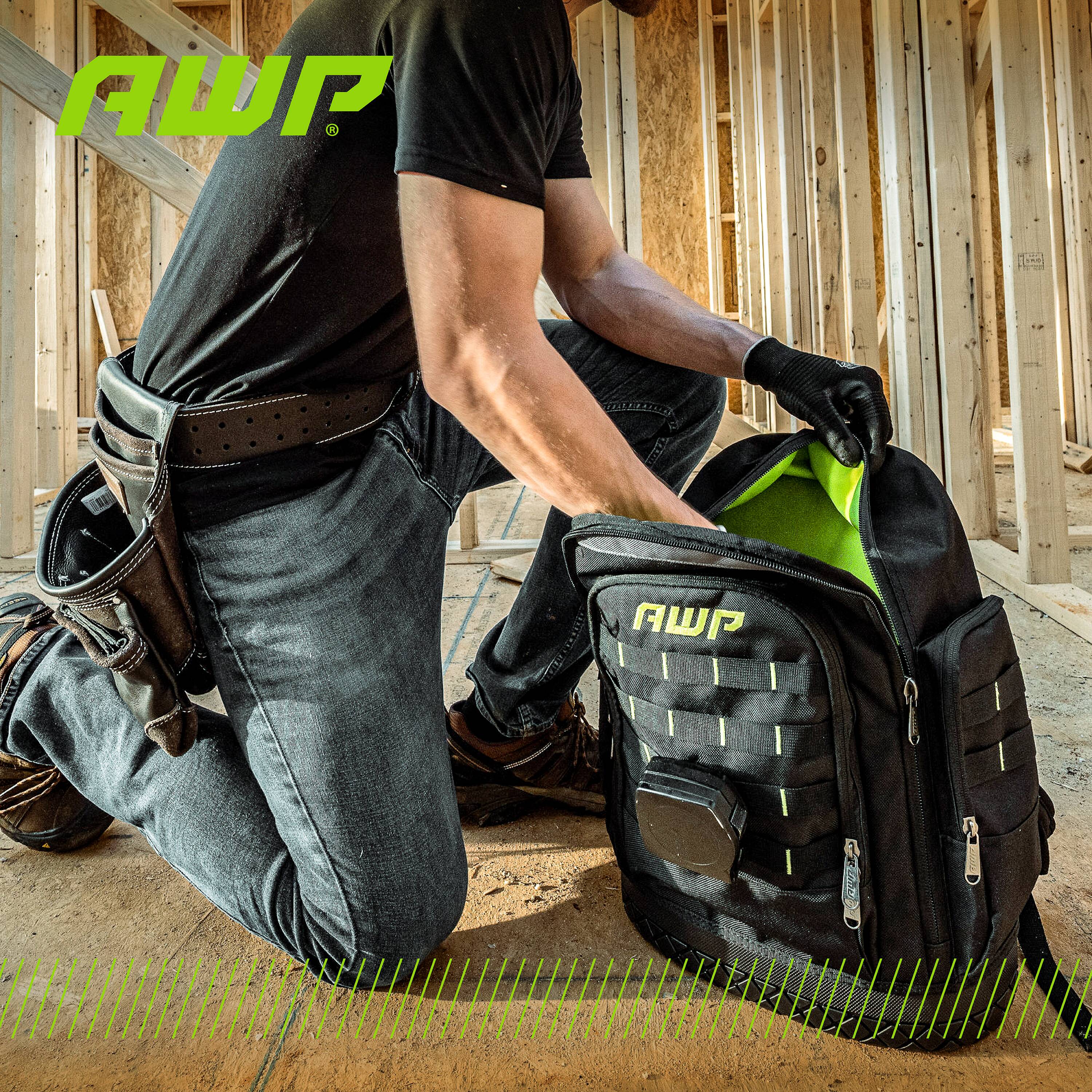 Mochila negra de poliéster AWP de 15 pulgadas de ancho x 8 pulgadas de profundidad x 17.5 pulgadas de largo con cierre de cremallera 1L-22419-2
