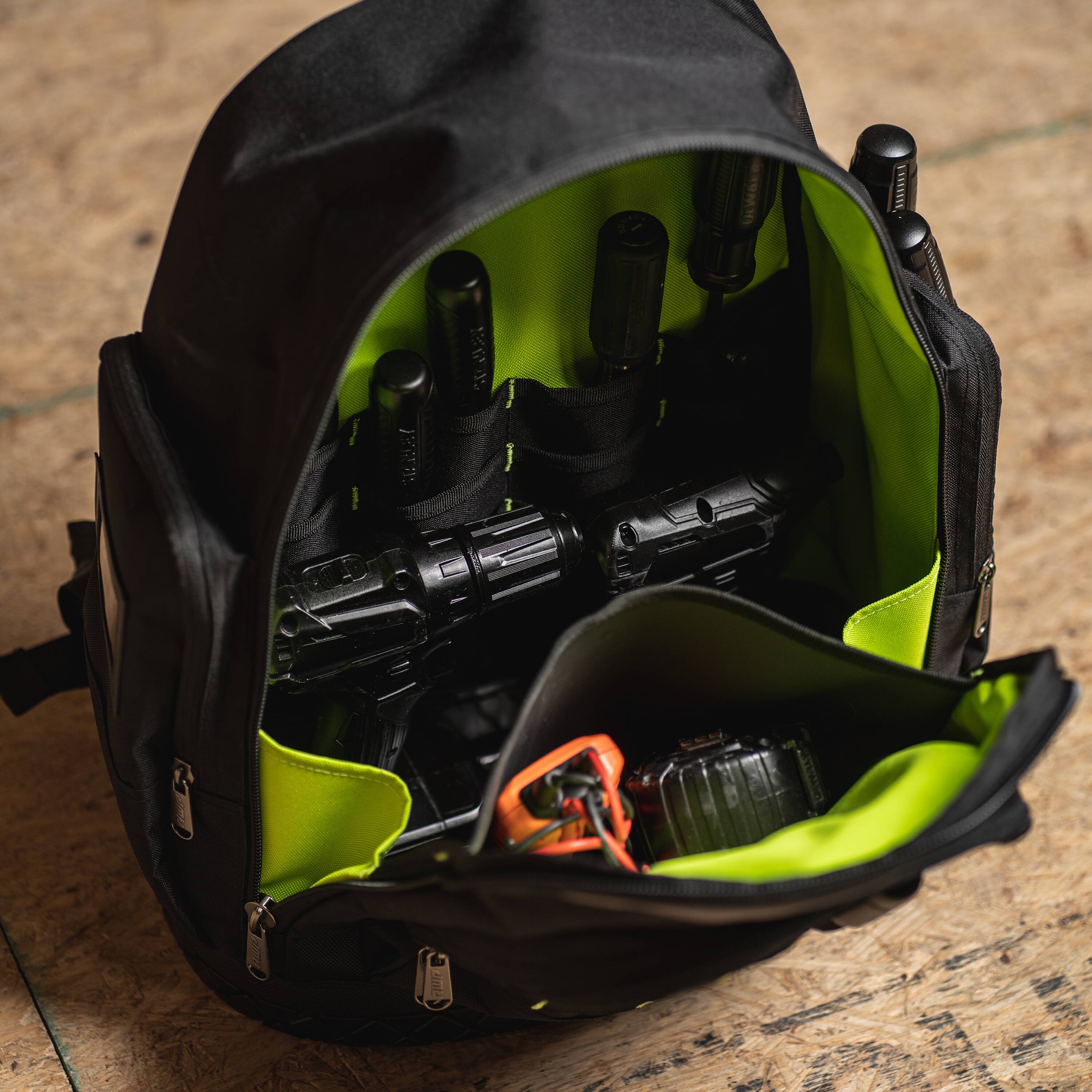Mochila negra de poliéster AWP de 15 pulgadas de ancho x 8 pulgadas de profundidad x 17.5 pulgadas de largo con cierre de cremallera 1L-22419-2