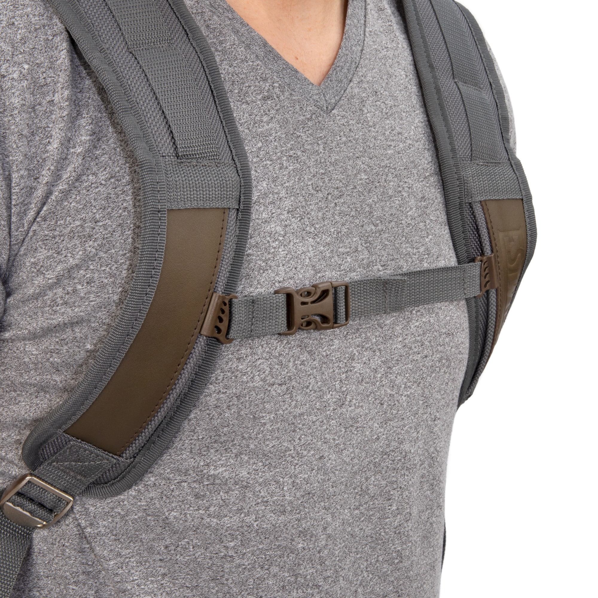 Mochila con cierre Estwing gris/marrón de poliéster de 20 pulgadas de ancho x 12.5 pulgadas de profundidad x 10 pulgadas de largo 94759