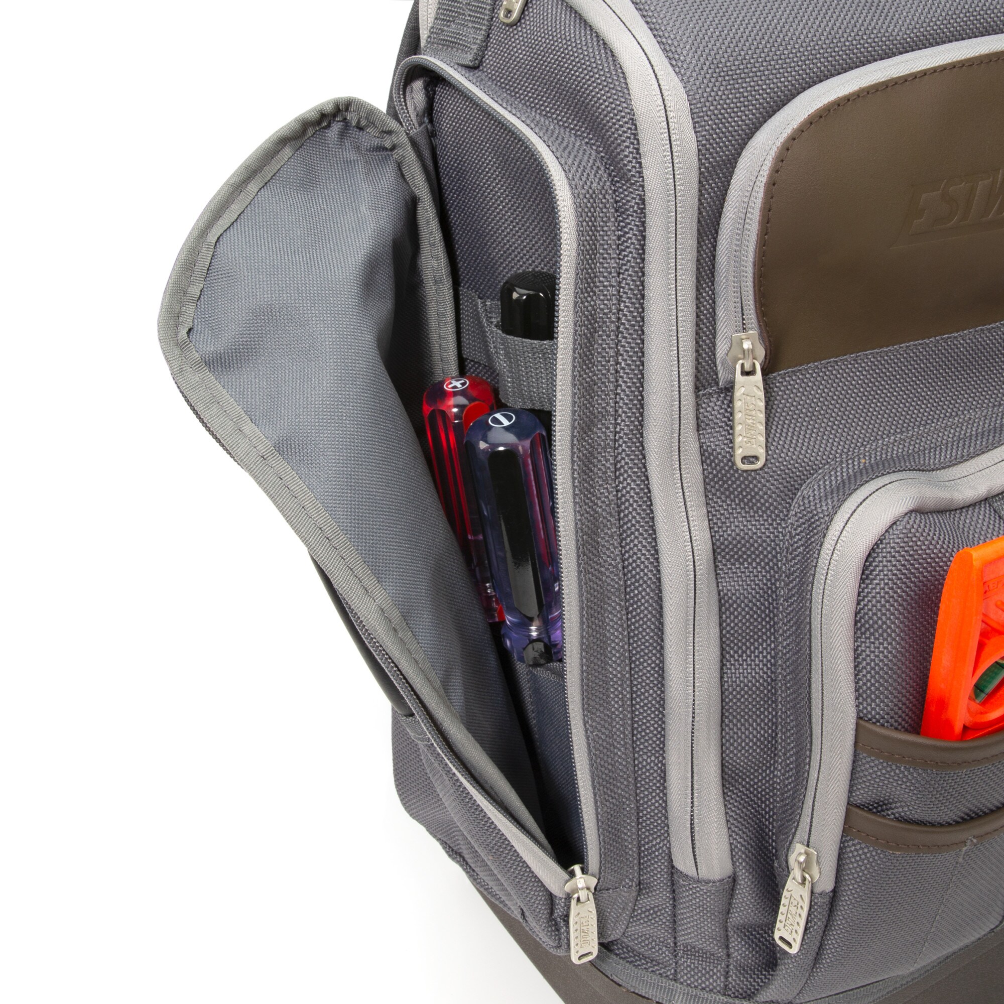 Mochila con cierre Estwing gris/marrón de poliéster de 20 pulgadas de ancho x 12.5 pulgadas de profundidad x 10 pulgadas de largo 94759