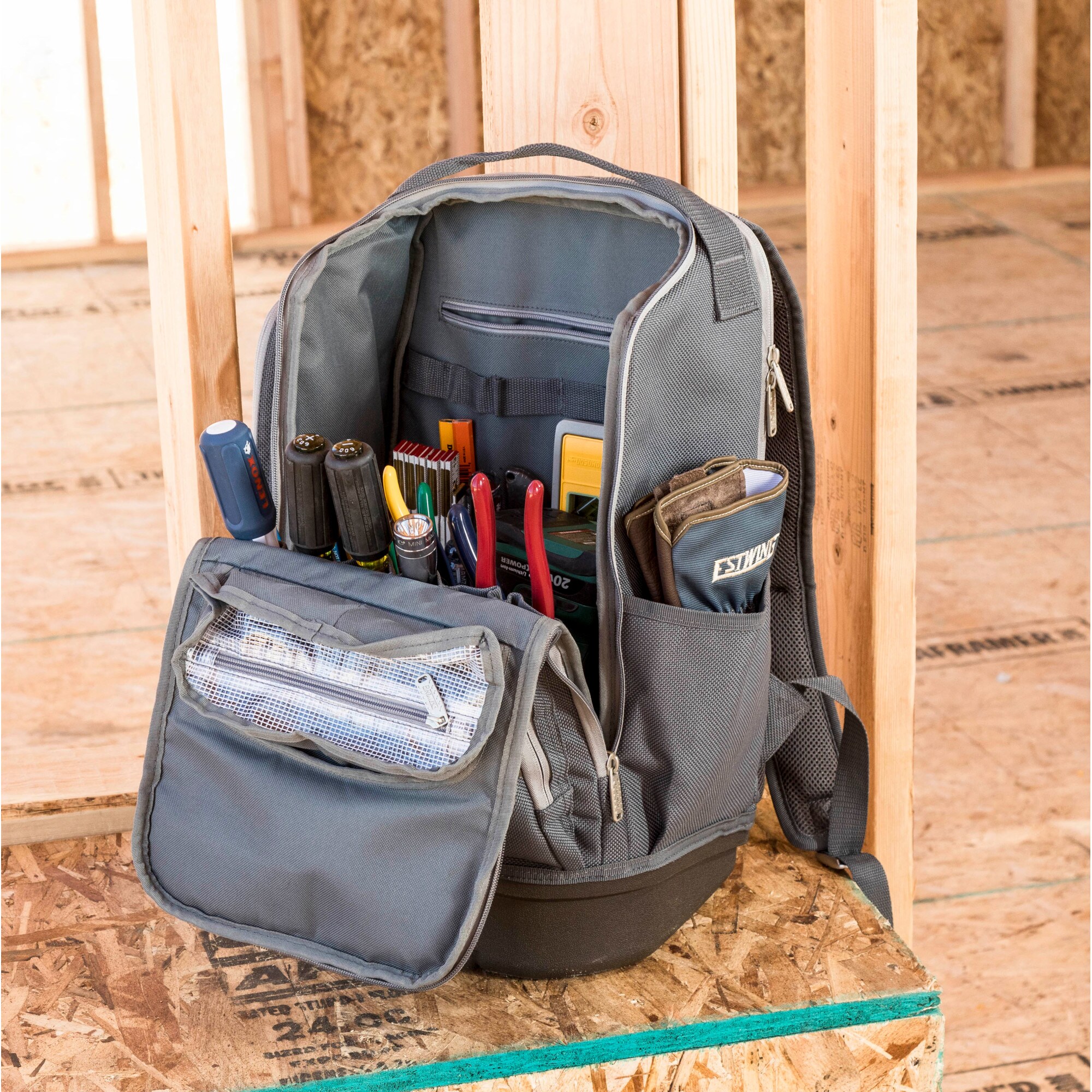 Mochila con cierre Estwing gris/marrón de poliéster de 20 pulgadas de ancho x 12.5 pulgadas de profundidad x 10 pulgadas de largo 94759