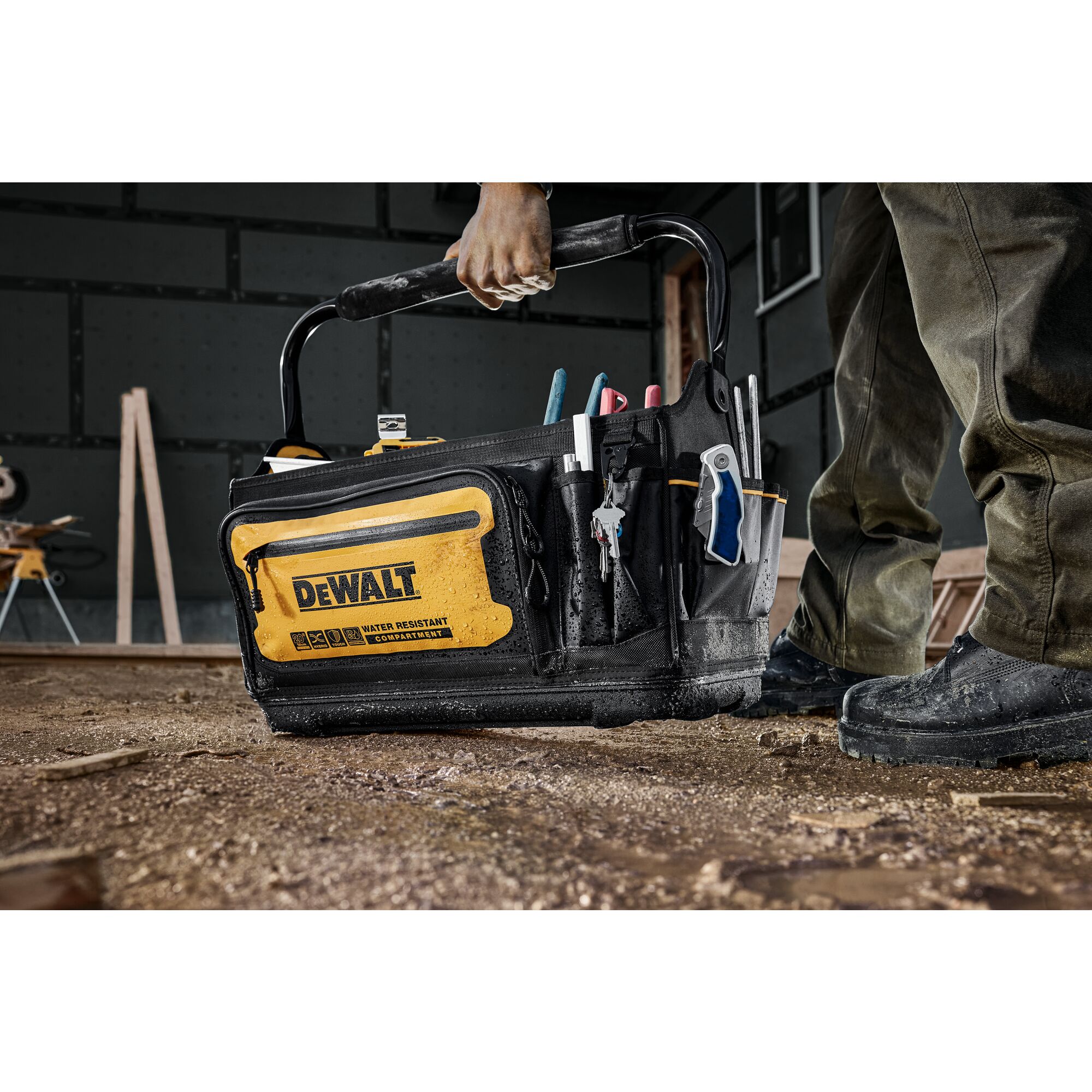 Bolsa de herramientas con cierre DEWALT negro - amarillo de nylon balístico de 10.625 pulgadas de ancho x 12.5 pulgadas de profundidad x 20 pulgadas de largo DWST560106