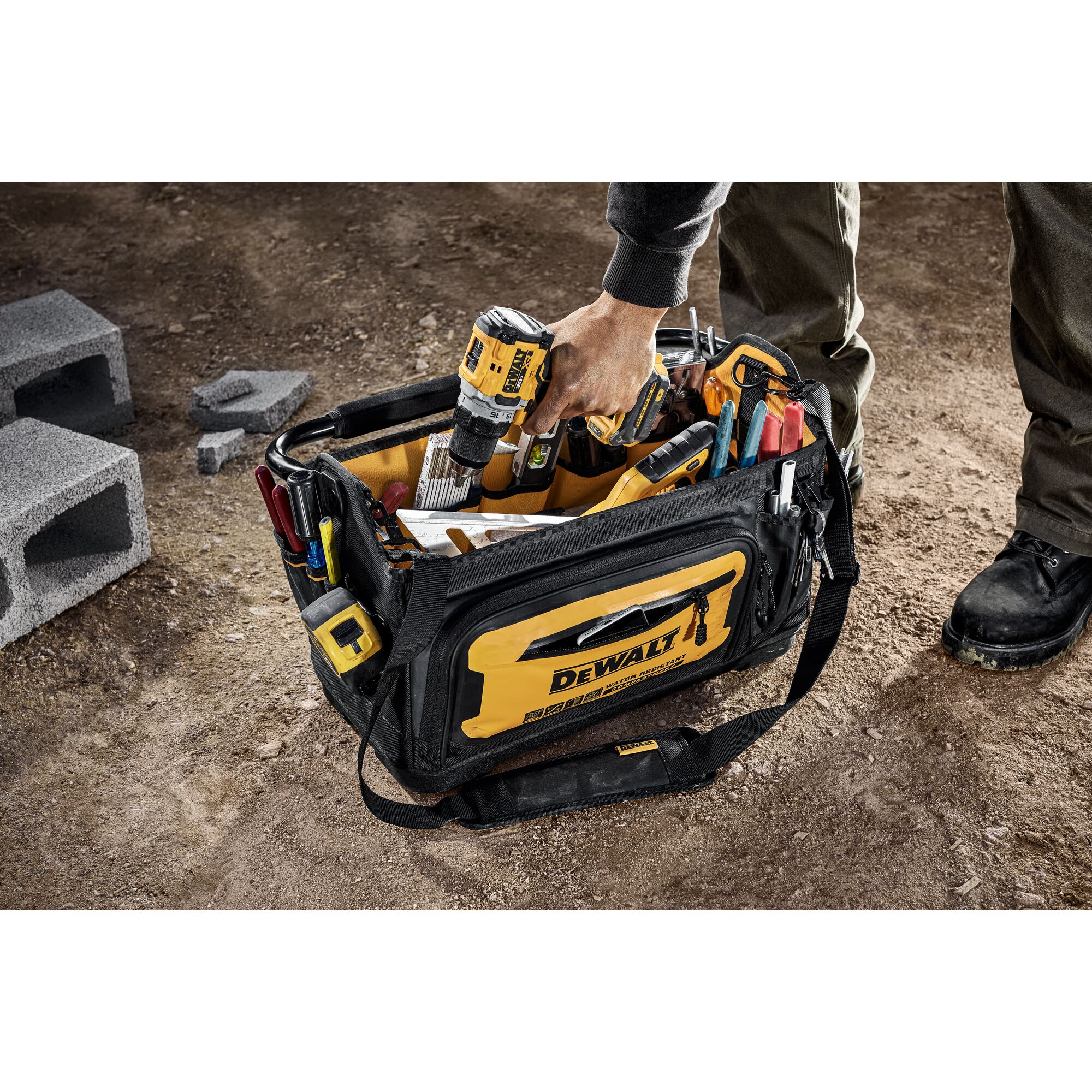 Bolsa de herramientas con cierre DEWALT negro - amarillo de nylon balístico de 10.625 pulgadas de ancho x 12.5 pulgadas de profundidad x 20 pulgadas de largo DWST560106
