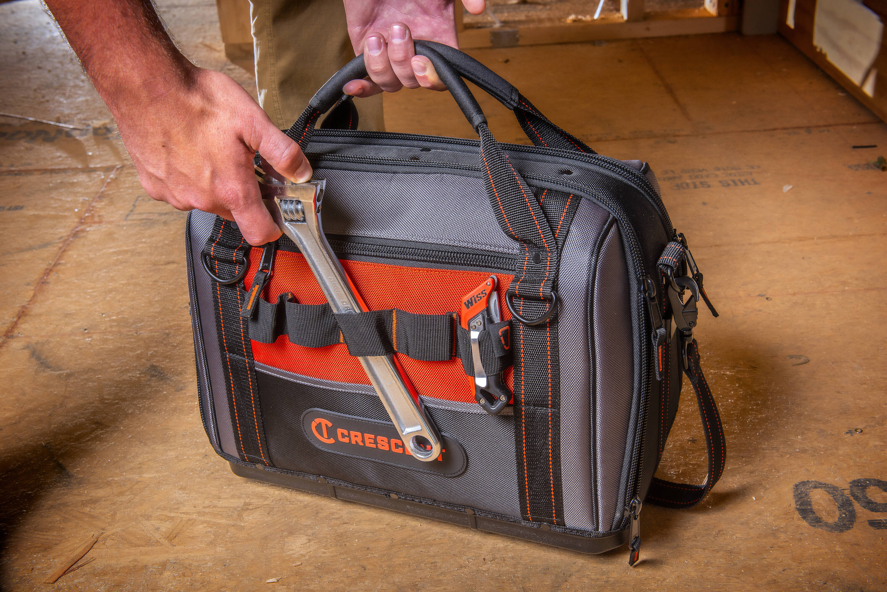 Bolsa de herramientas con cierre Crescent Rawhide de poliéster negro y naranja de 17 pulgadas de ancho x 16.7 pulgadas de profundidad x 9.5 pulgadas de longitud CTB1750N